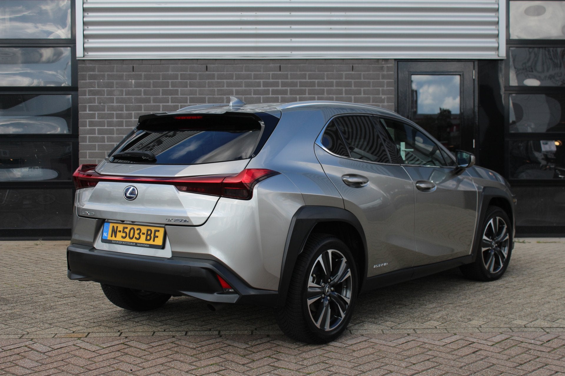 Lexus UX 250h Luxury Line / Carplay / Camera / Leer, Gebruikt, 4 cilinders, Met garantie (alle), 19 km/l