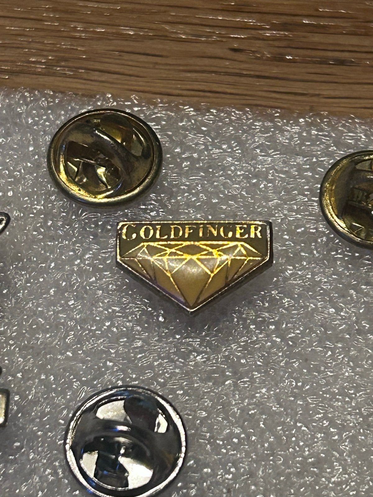 Goldfinger James Bond Pin - Diamant Design, Verzamelen, Ophalen of Verzenden, Zo goed als nieuw, Overige onderwerpen, Speldje of Pin