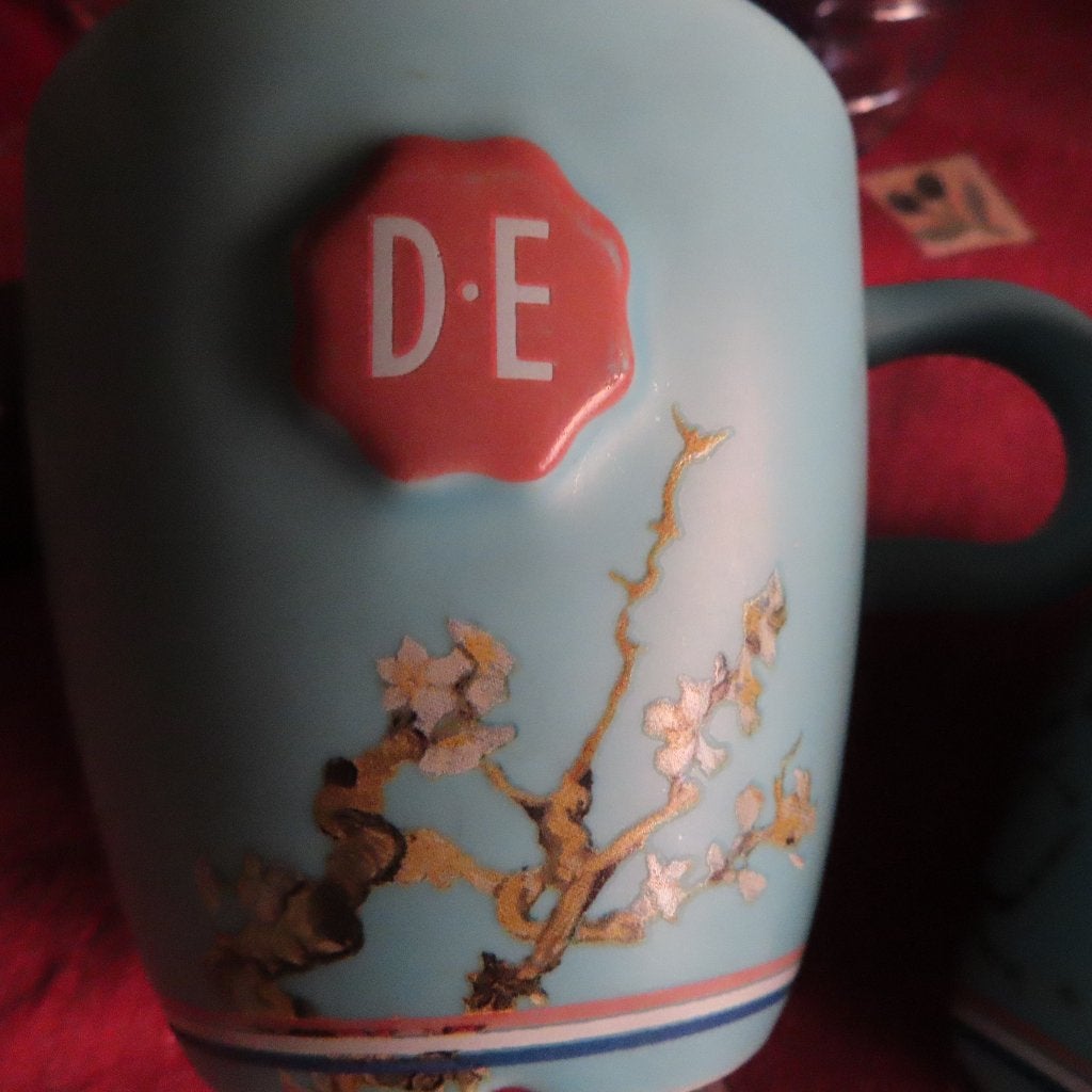 2 mokken Amandelbloemsem van Gogh Douwe Egberts. roze logo, Gebruikt, Overige merken, Verzenden, Overige stijlen
