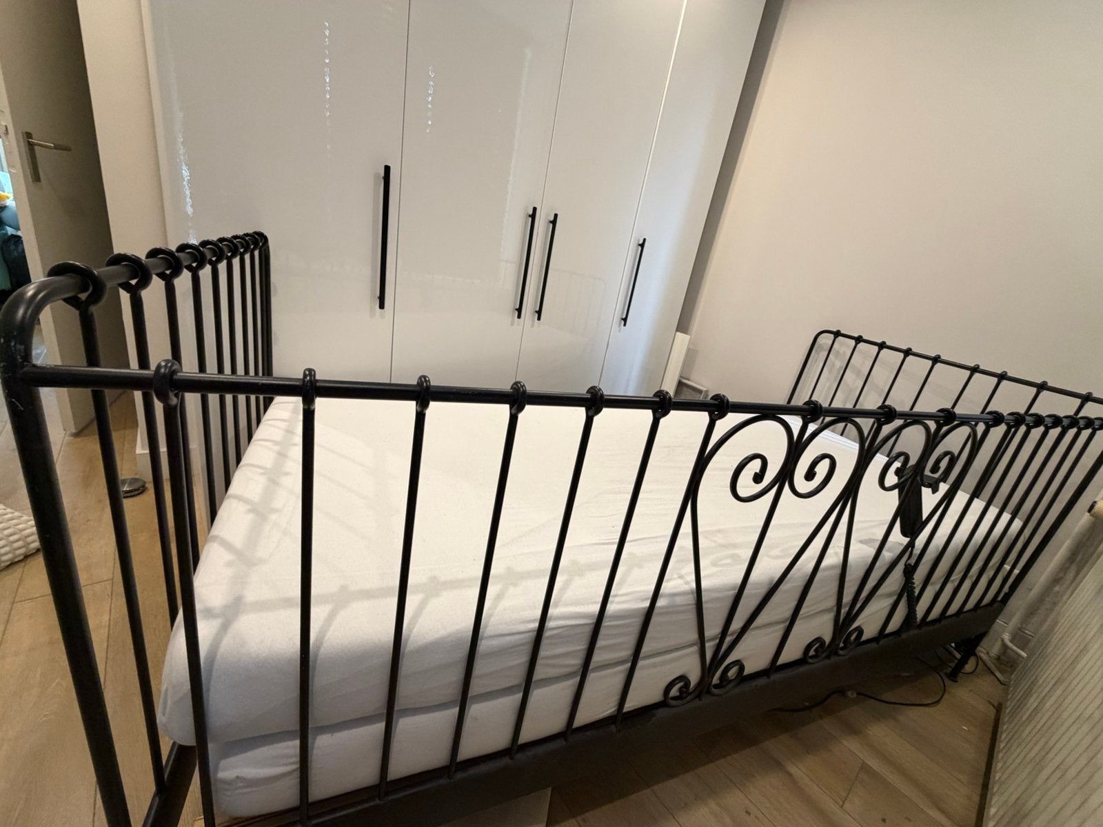 GRATIS zwart stalen bed met elektrische lattenbodem, Ophalen, 85 tot 100 cm, Gebruikt, Lattenbodem