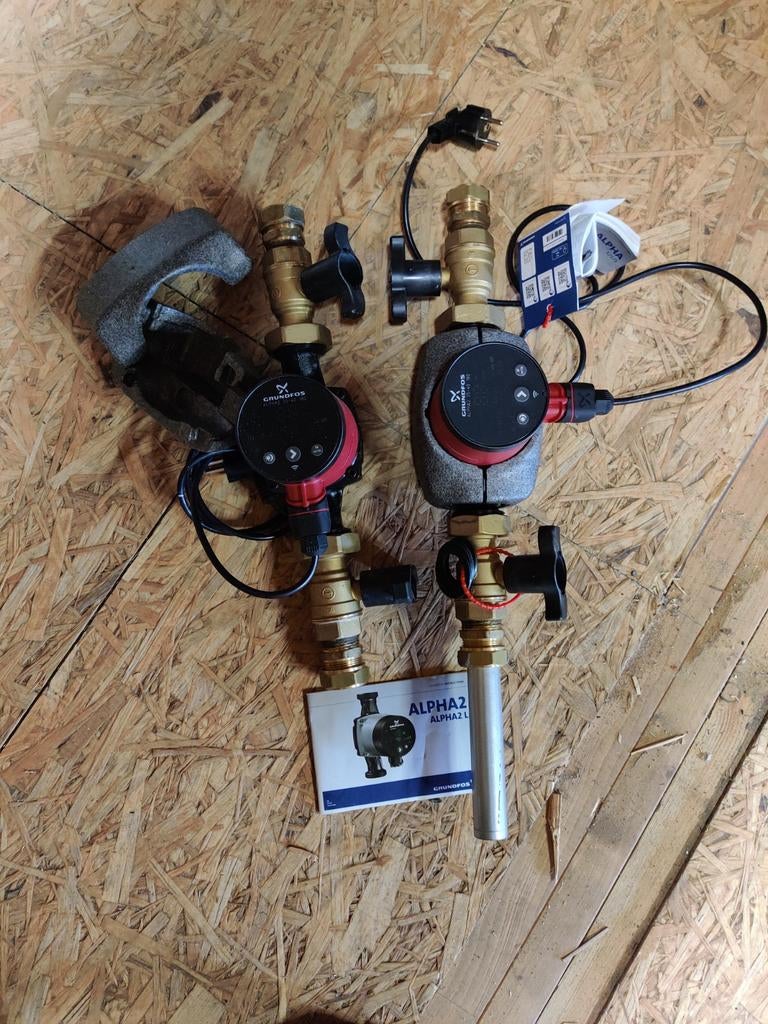 2x Grundfos Alpha 2 25-40/180, Minder dan 25 liter, Ophalen, Gebruikt, Minder dan 200 liter/min