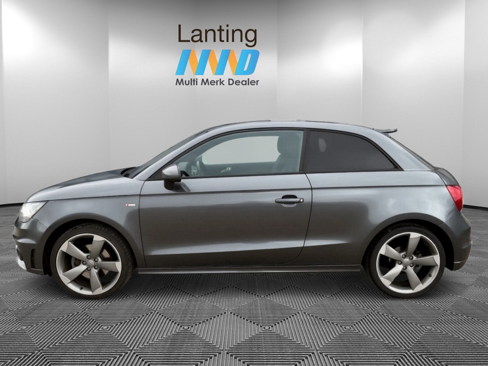 Audi A1 1.4 TFSI CoD Pro 2x S Line Daytona Grau-met., Euro 5, Zwart, 4 cilinders, 4 stoelen