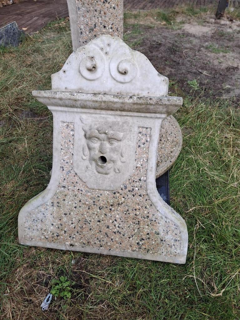 Prachtige muurfontein uit Bergamo, Italië, Ophalen