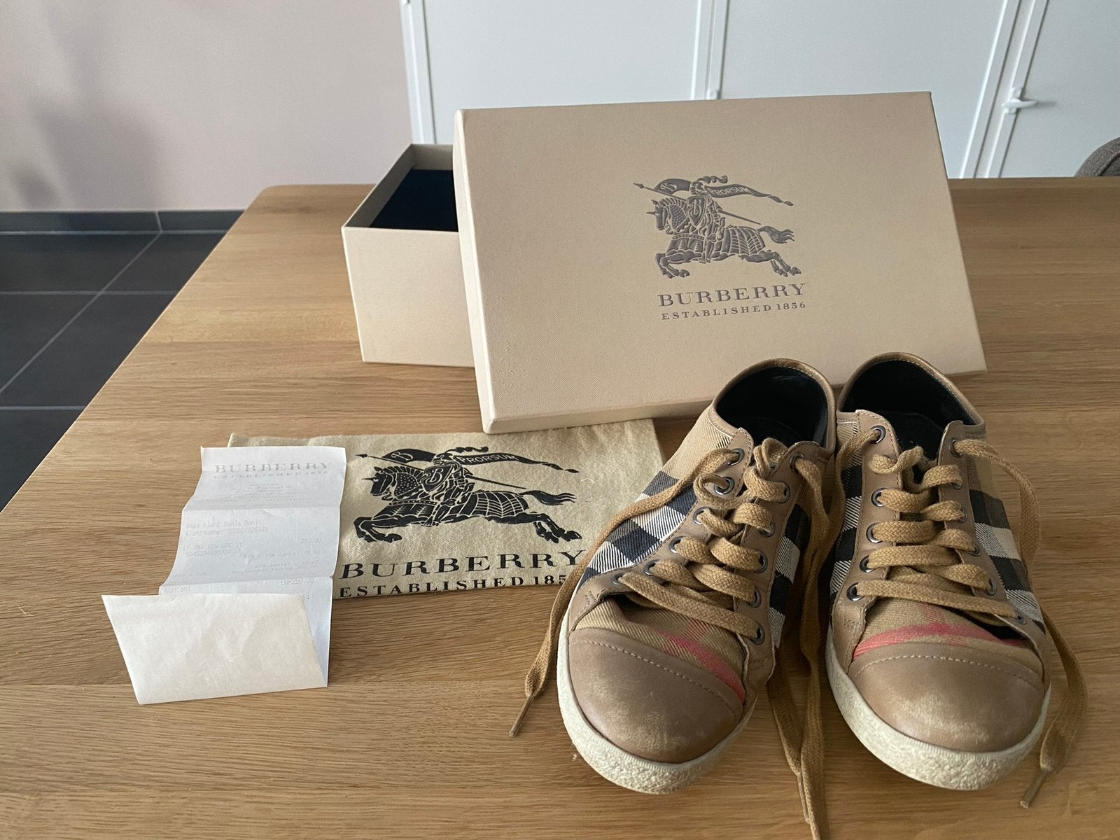 Te koop burberry schoenen sneakers, Kleding | Dames, Beige, Ophalen of Verzenden, Sneakers of Gympen, Zo goed als nieuw