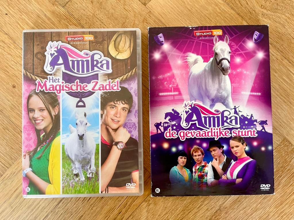 Amika - Magische Zadel + Gevaarlijke Stunt DVD’s (met NL), Alle leeftijden, Zo goed als nieuw, Dieren, Film