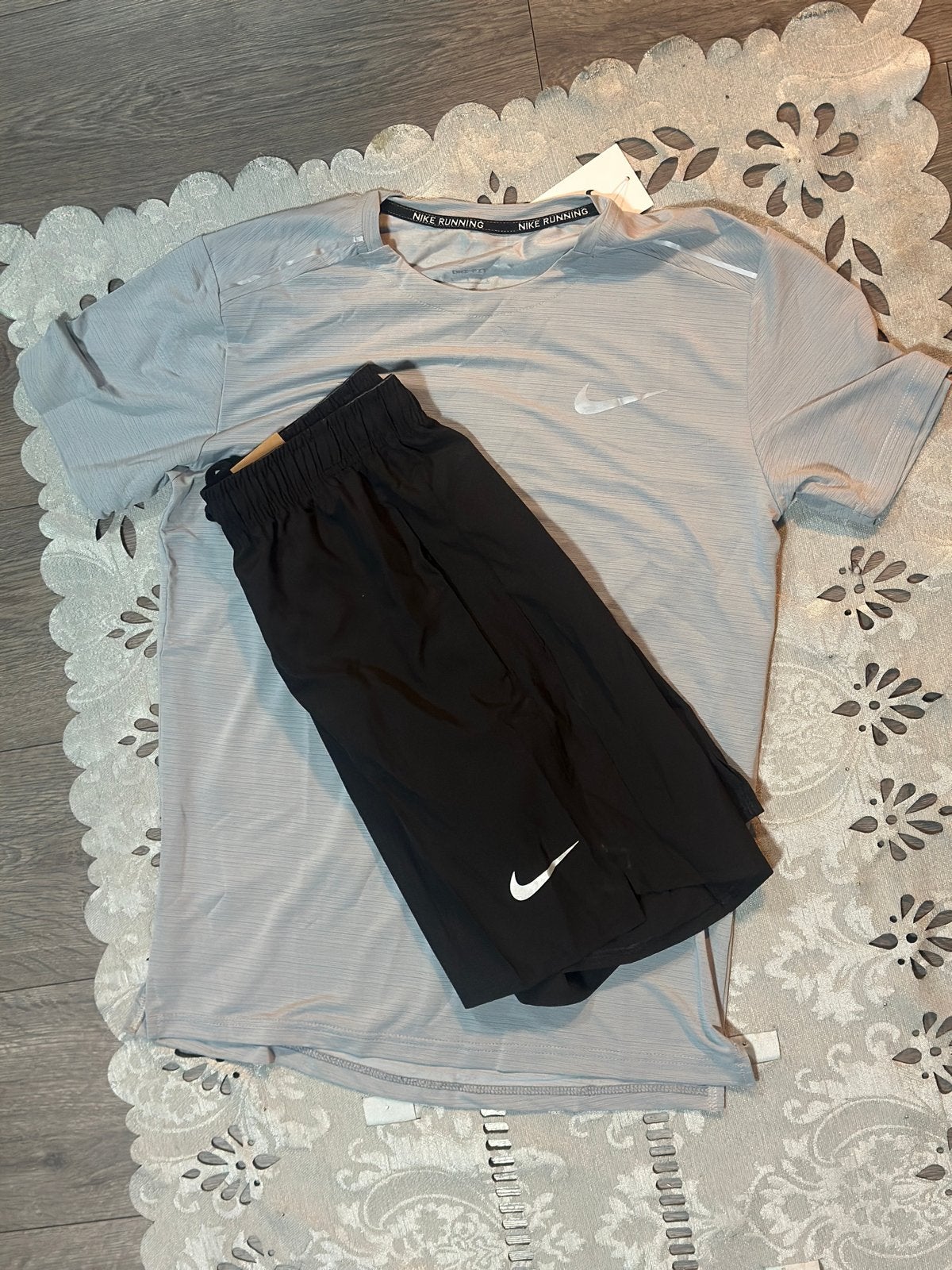 Nike Running Set: T-shirt en Korte Broek, Kleding | Dames, Sportkleding, Maat 38/40 (M), Nieuw, Ophalen of Verzenden, Hardlopen of Fietsen