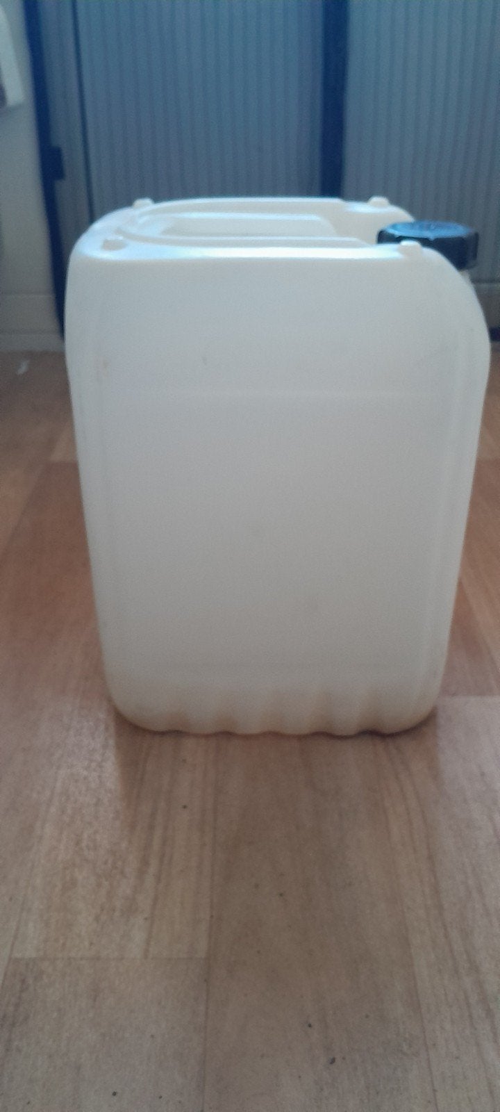 Te koop: jerrycans 20 liter. Met UN keurmerk. 10,-, Ophalen of Verzenden, Hard kunststof