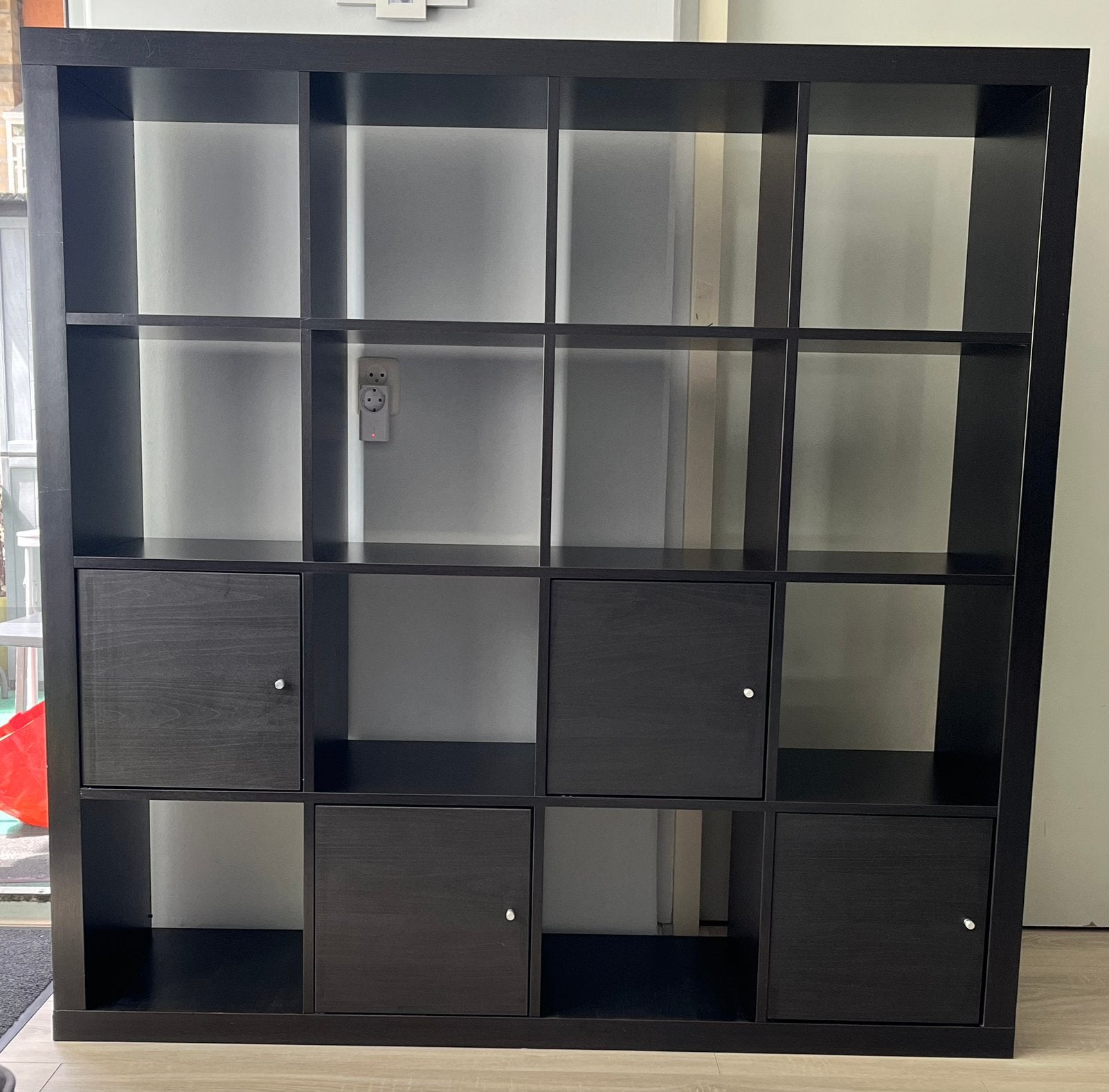 Vakkenkast IKEA met 4 deurtjes (donkerbruin), Huis en Inrichting, Kasten | Vitrinekasten, Ophalen, 100 tot 150 cm, 100 tot 150 cm