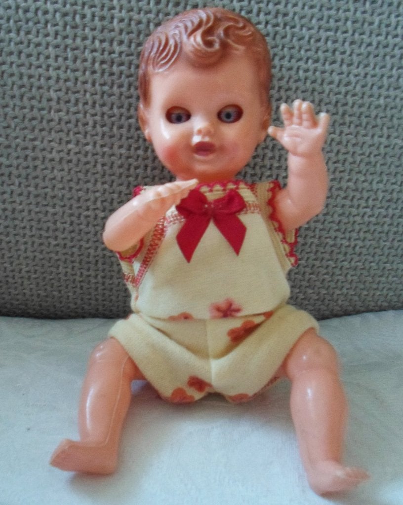 Baby popje. Jaren '60. Gemodellerd bruin krulletjes haar., Ophalen of Verzenden, Gebruikt, Pop