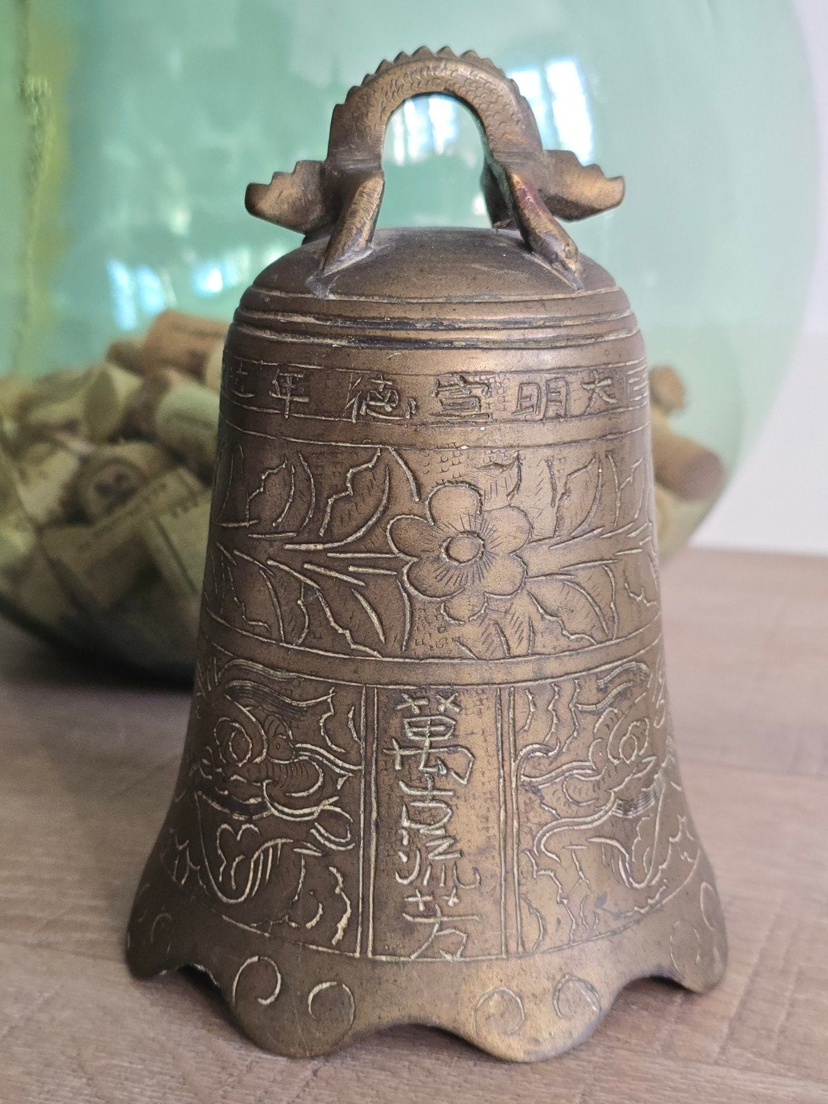 Chinese bronzen tempelbel, versierd met drakenmotieven €50, Antiek en Kunst, Ophalen of Verzenden, Brons