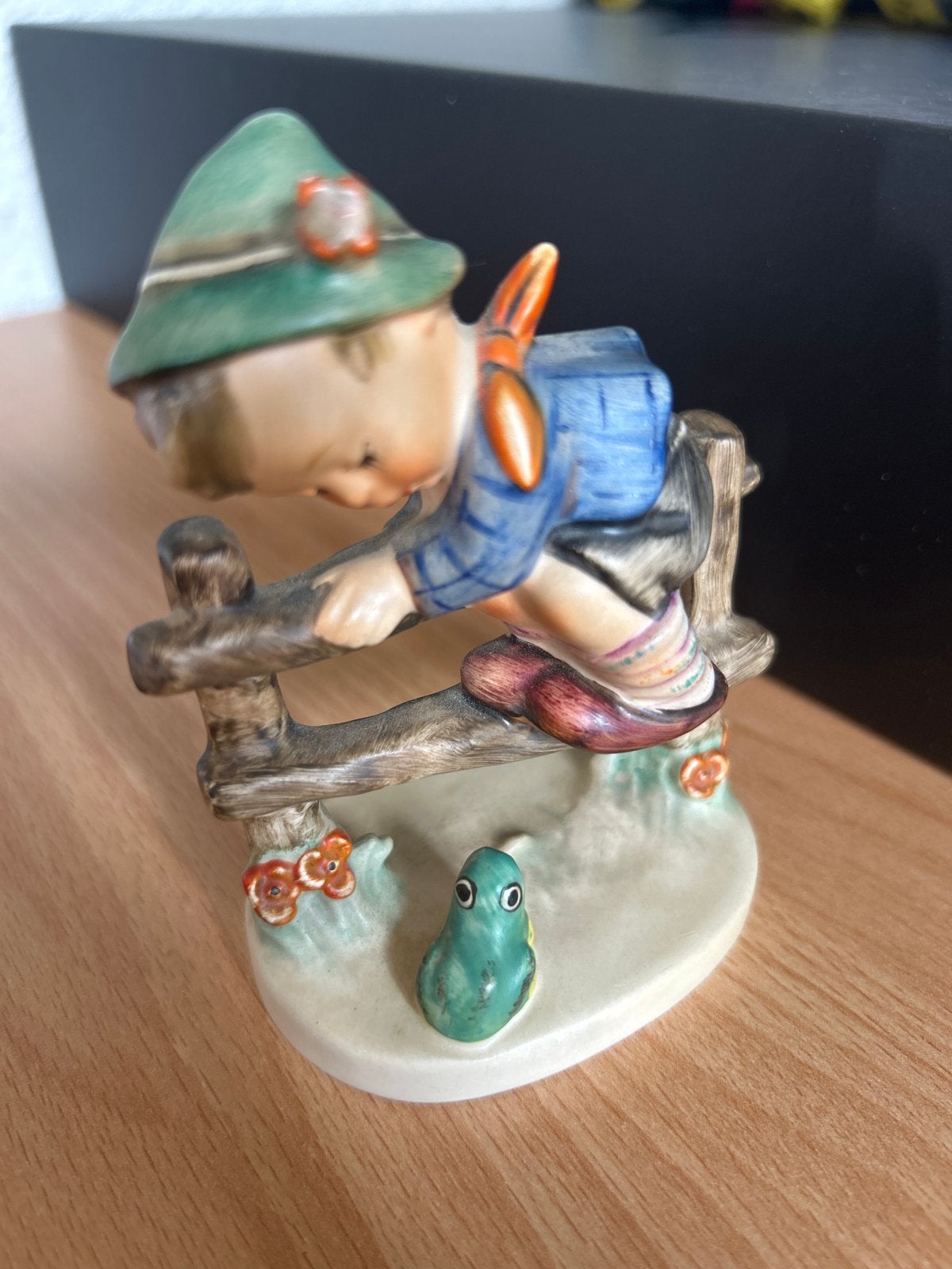 Goebel Hummel beeldje 201: Jongen op hekje met kikker, Ophalen of Verzenden, Gebruikt, Hummel