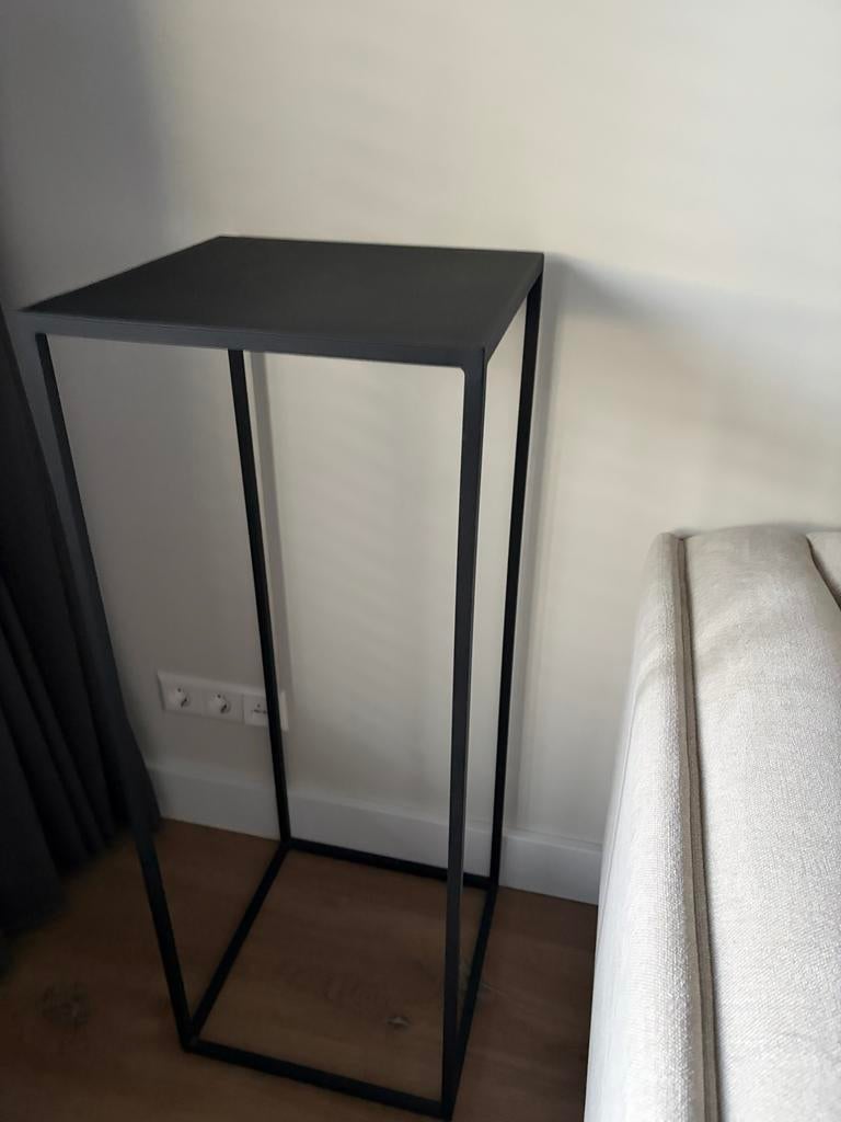 Zwarte stalen zuil / plantenzuil / bijzettafel, Huis en Inrichting, Woonaccessoires | Zuilen en Pilaren, Ophalen, Zo goed als nieuw