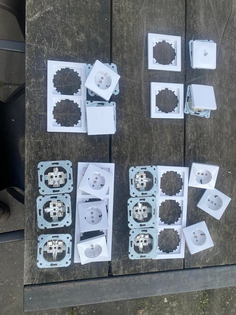 Schakelmateriaal, wit, Ophalen, Zo goed als nieuw, Stopcontact