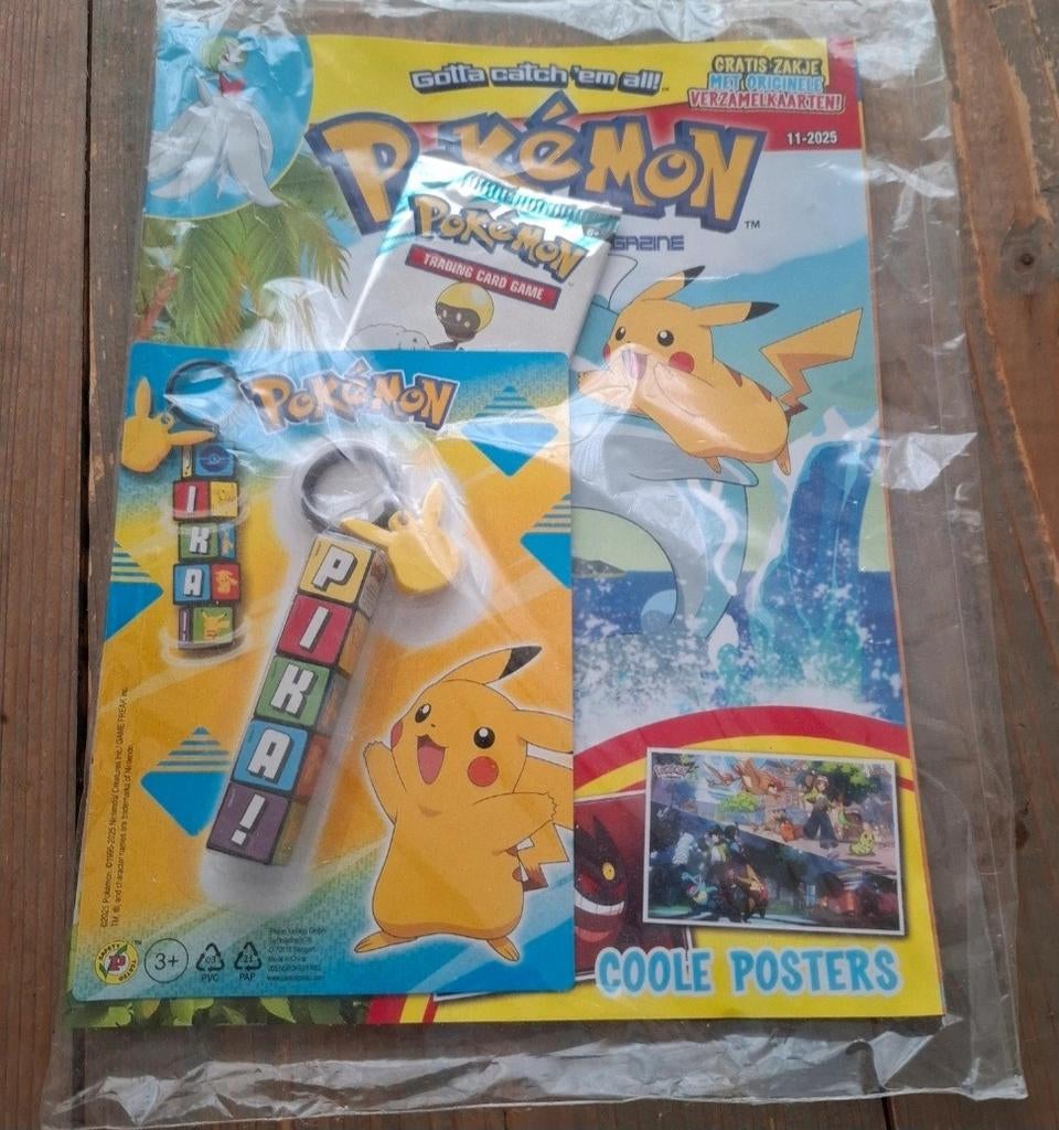 Pokémon Magazine met Booster, Sleutelhanger & Posters, Hobby en Vrije tijd, Verzamelkaartspellen | Pokémon, Ophalen of Verzenden