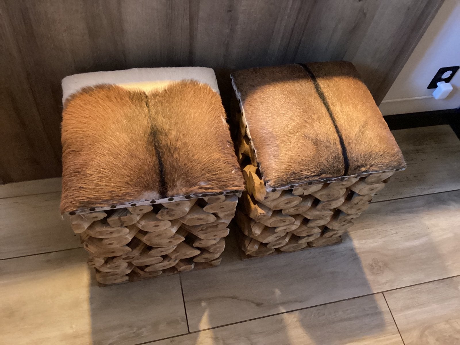 Set van 2 unieke krukjes met koeienhuid, Ophalen, Minder dan 50 cm, Gebruikt, Vierkant