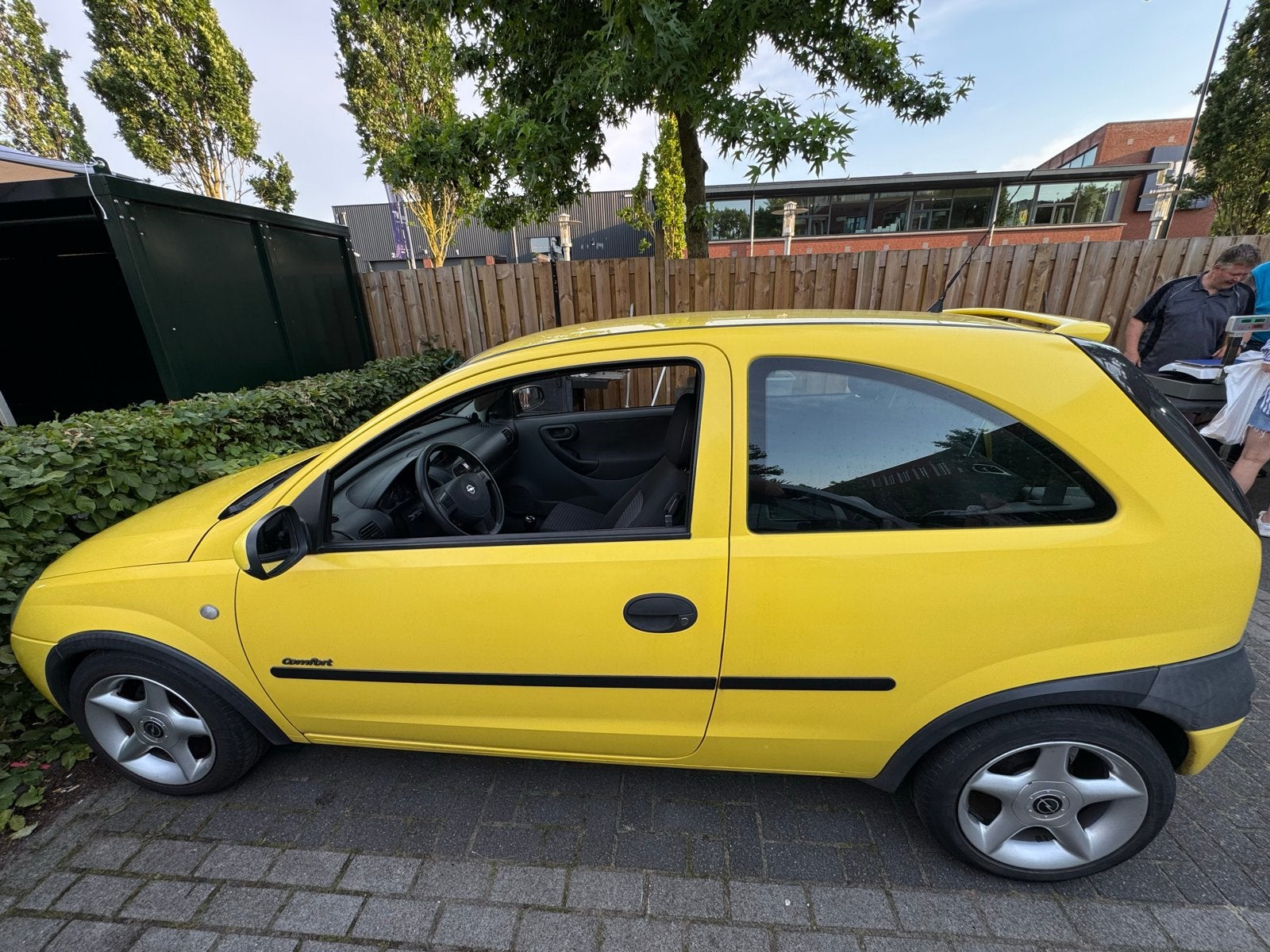 Opel Corsa 1.2 16V 3D 2001 Geel, Auto's, Voorwielaandrijving, 450 kg, 74 pk, 31 €/maand