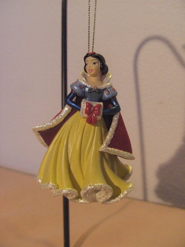 Ornament Sneeuwwitje met mof, Ophalen of Verzenden, Sneeuwwitje of Doornroosje, Zo goed als nieuw, Beeldje of Figuurtje