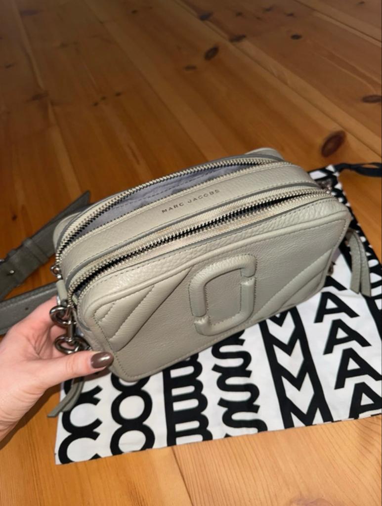 Marc Jacobs Moto Shot 21 Tas - Zo goed als nieuw, Ophalen of Verzenden, Zo goed als nieuw, Grijs, Schoudertasje