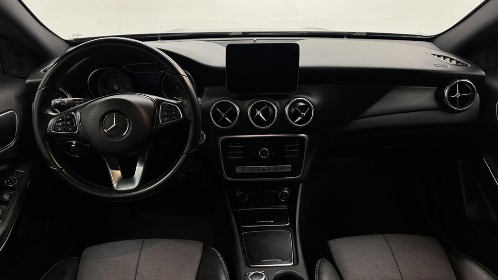 Mercedes GLA-klasse 180 Business Solution CAMERA TREKHAAK LM, Gebruikt, 4 cilinders, Leder en Stof, 1335 kg