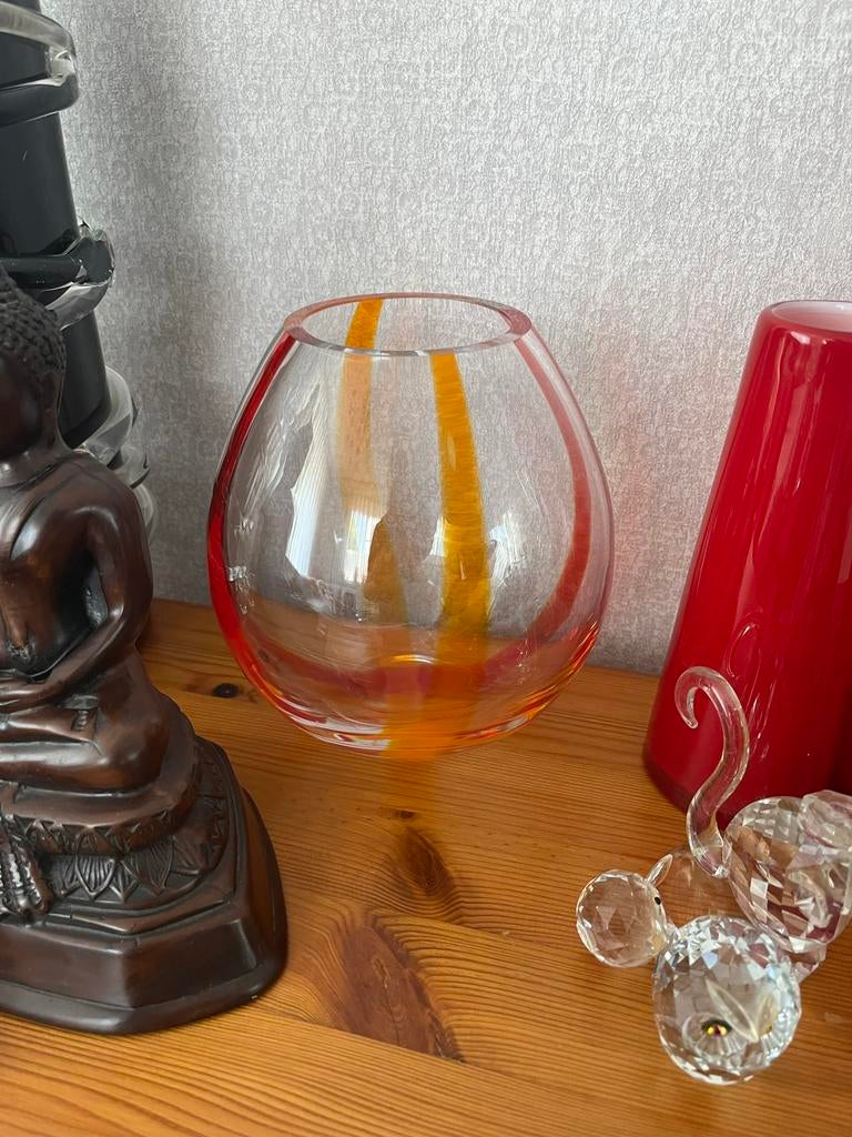 Glazen vaas met oranje en rode strepen 19cm, Ophalen of Verzenden, Zo goed als nieuw