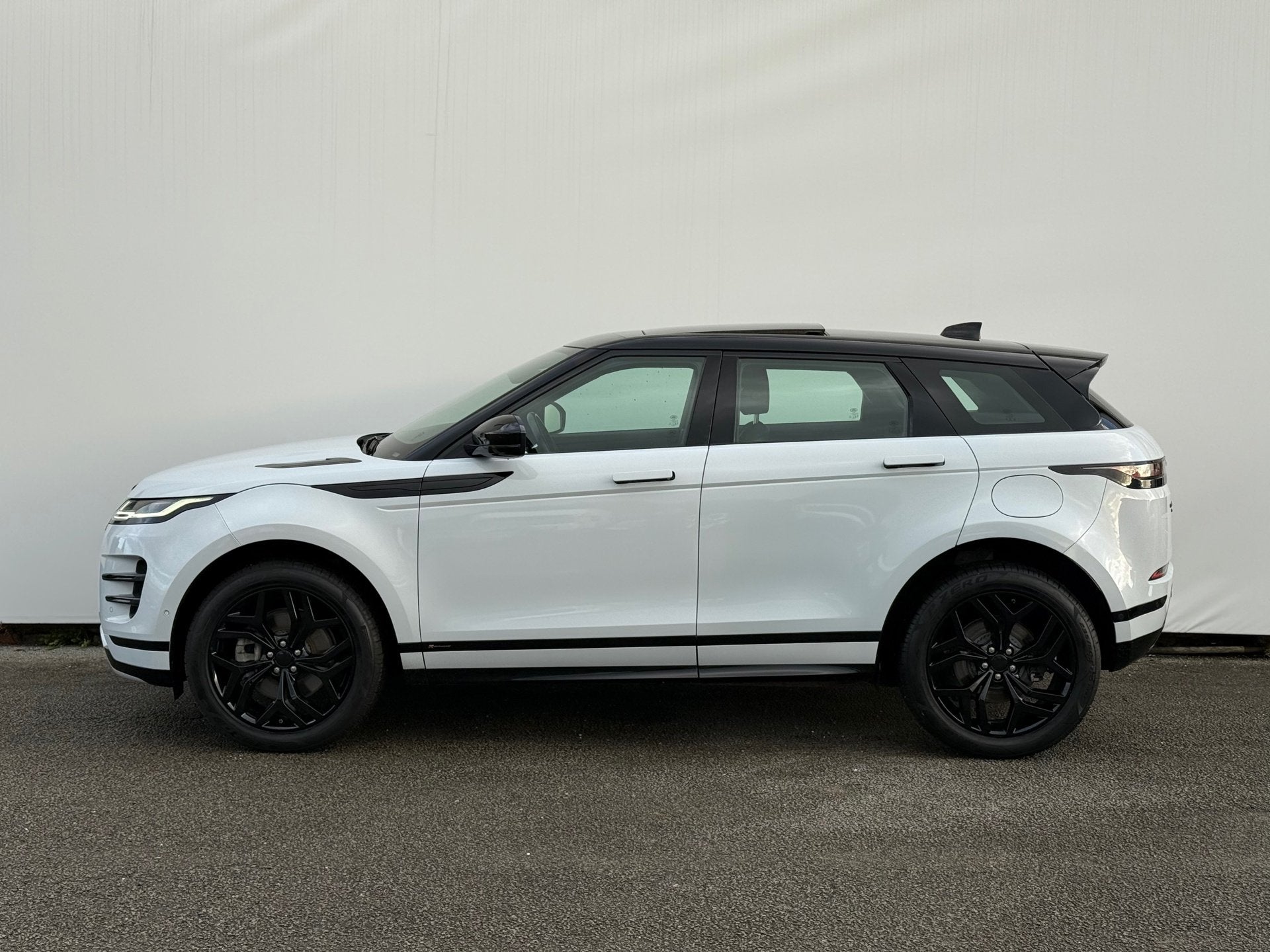 Land Rover Range Rover Evoque 1.5 P300e AWD HSE R-Dynamic |, Auto's, Euro 6, Wit, Bedrijf, Vierwielaandrijving