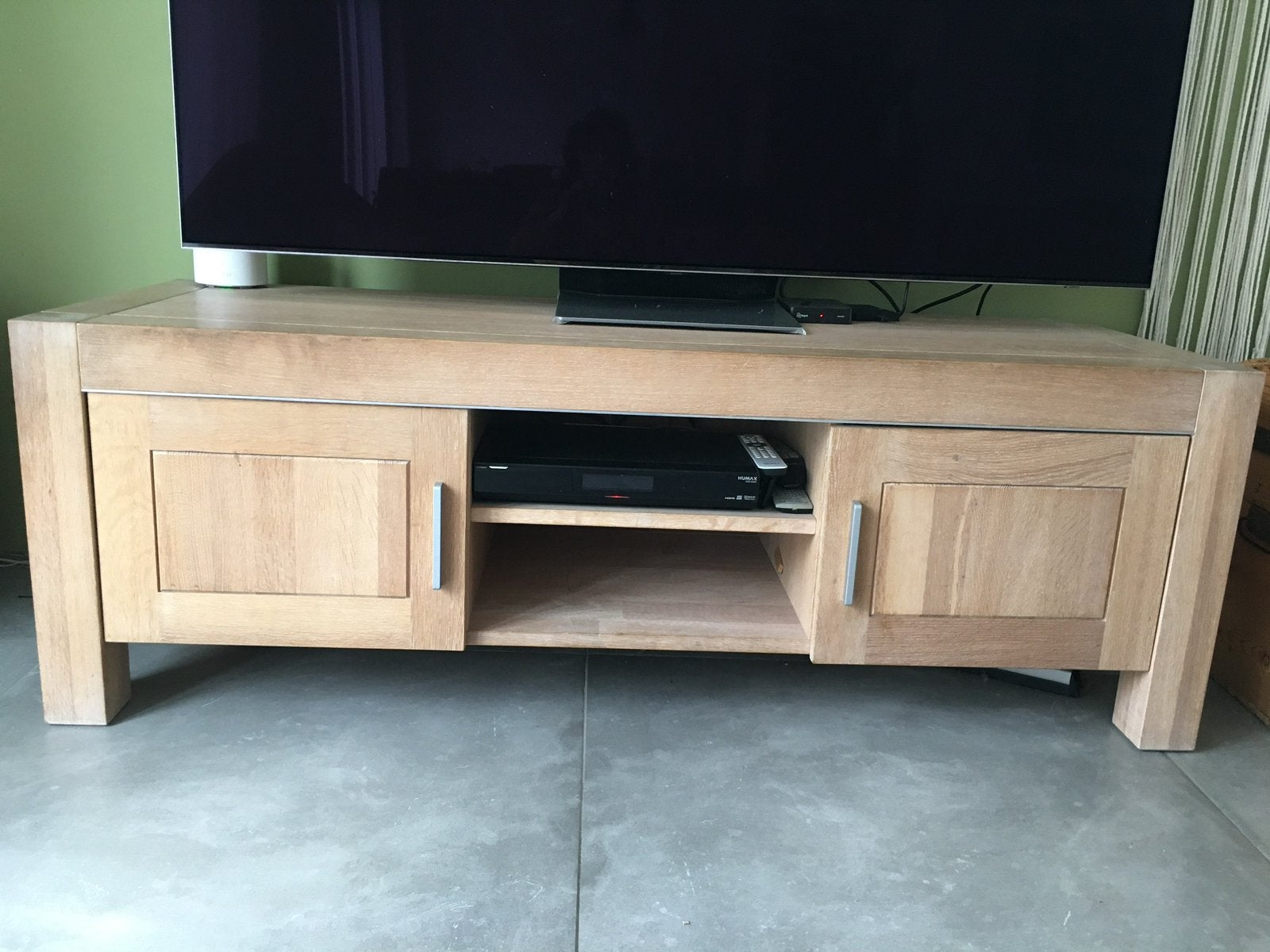 Tv-meubel white wash finish / vol eiken, Ophalen, 150 tot 200 cm, Eikenhout, Zo goed als nieuw
