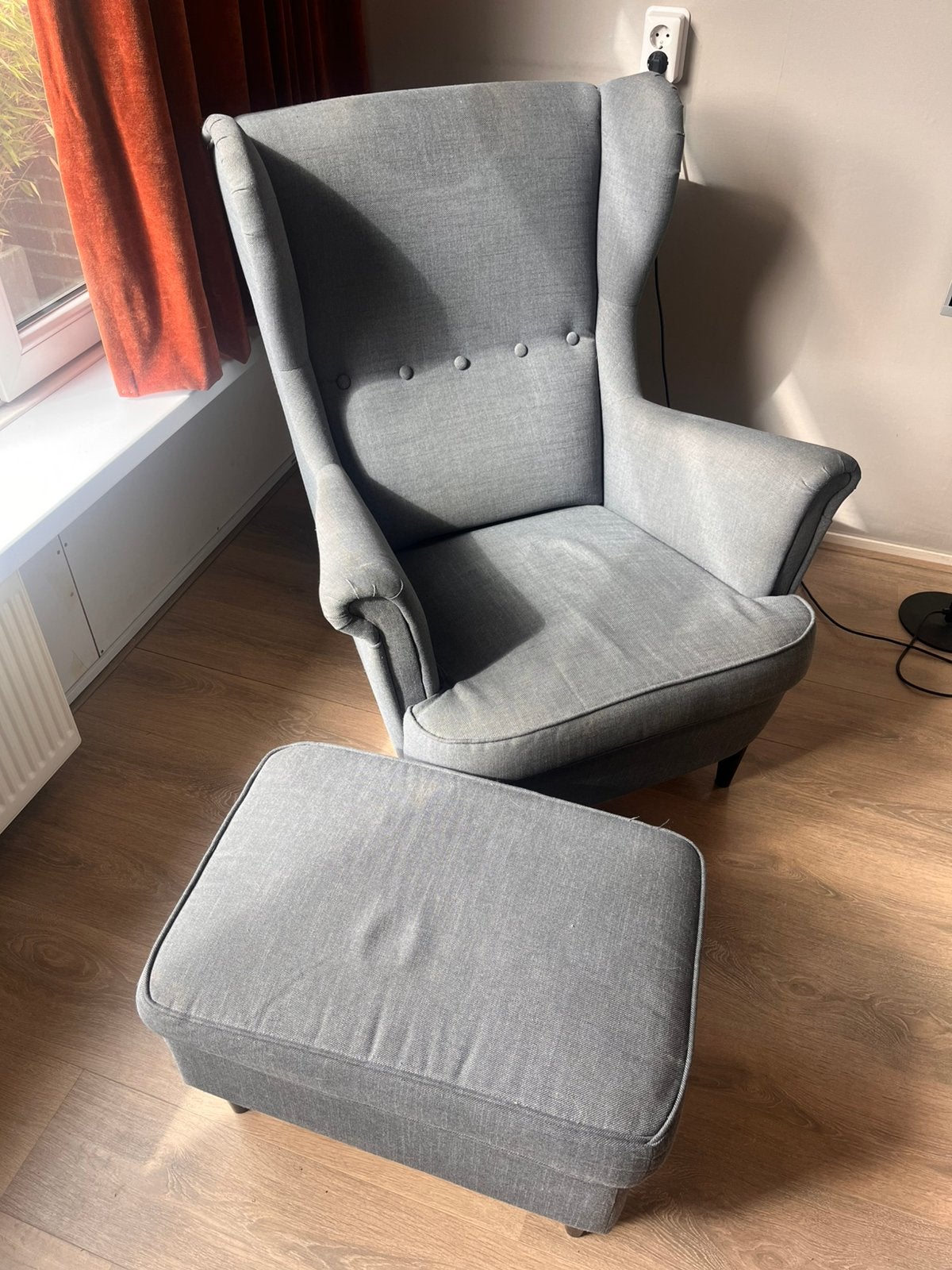 Ikea STRANDMON oorfauteuil Nordvalla donkergrijs+voetstoel., Ophalen, Gebruikt, 75 tot 100 cm, Landelijk