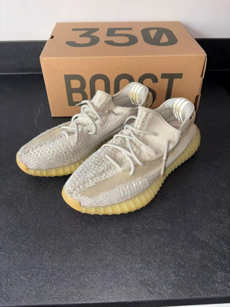 Adidas Yeezy Boost 350 V2 Light GY3438 - Maat 43, Kleding | Heren, Schoenen, Ophalen of Verzenden, Zo goed als nieuw