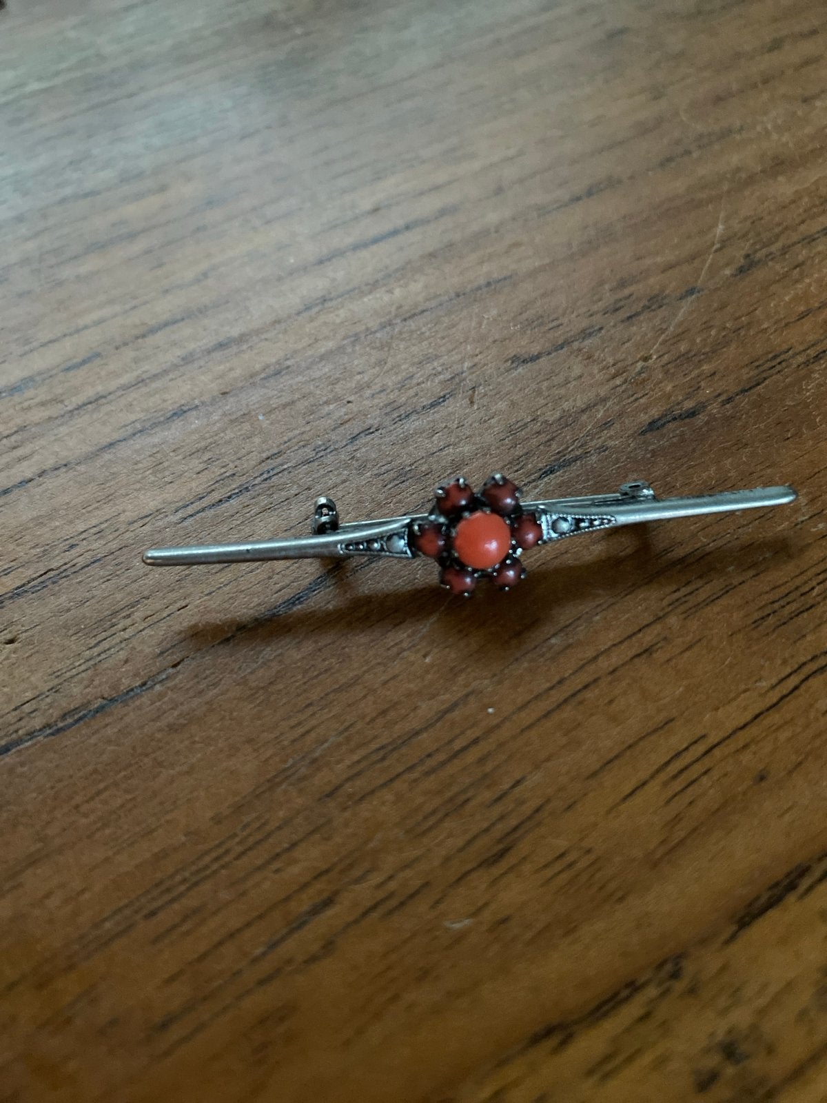 Antieke zilveren broche met koraal bloemmotief, Sieraden, Tassen en Uiterlijk, Broches, 4 tot 7 cm, Gebruikt, Ophalen of Verzenden