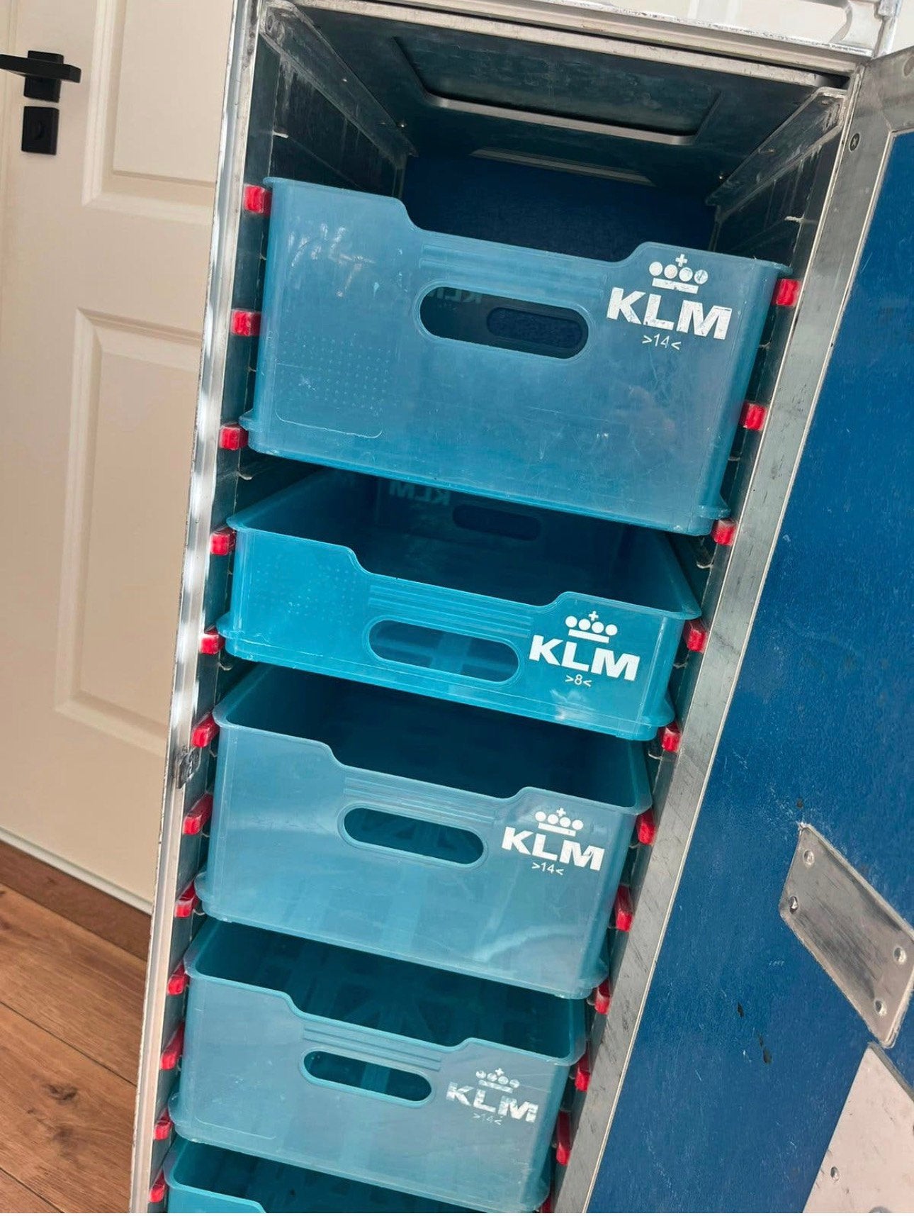 [Gezocht] KLM Catering trolley kratten, Ophalen of Verzenden, Zo goed als nieuw, Krat, Minder dan 35 cm