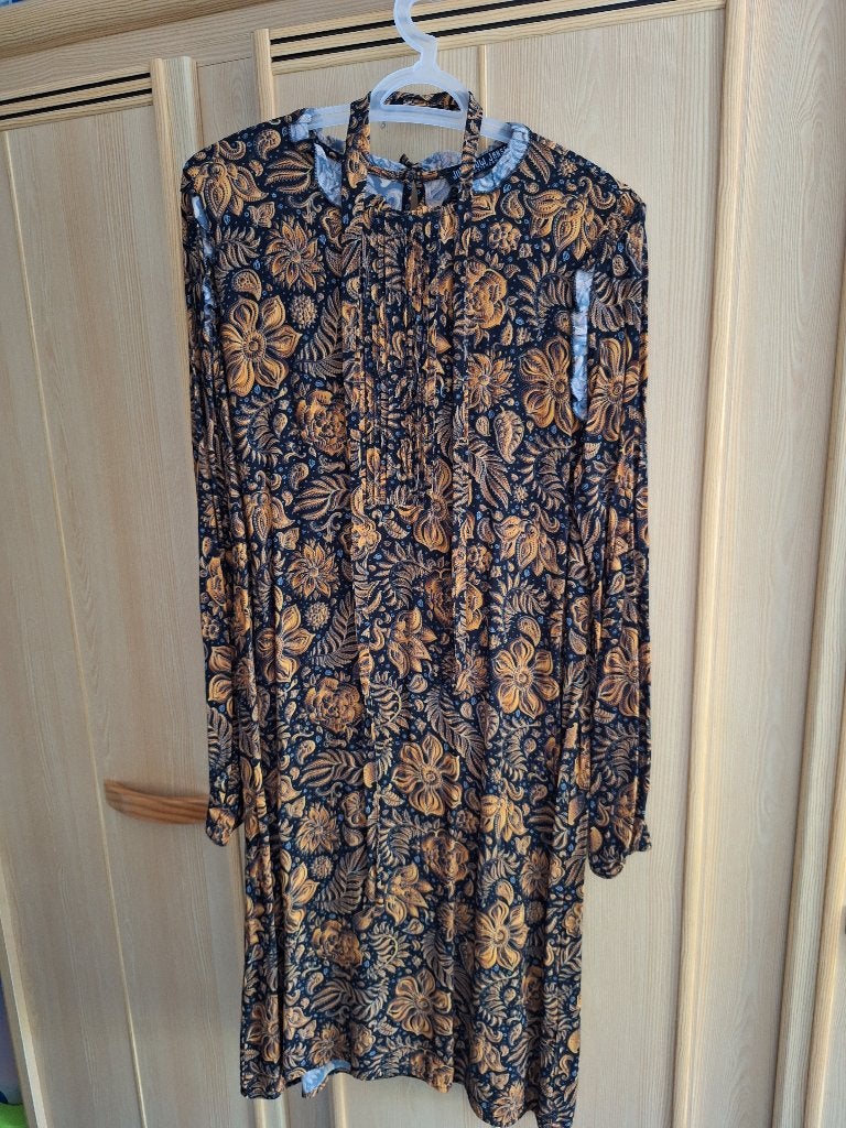 Mooie jurk met een opvallende bloemenprint : juffrouw Jansen, Kleding | Dames, Zwart, Ophalen of Verzenden, Zo goed als nieuw