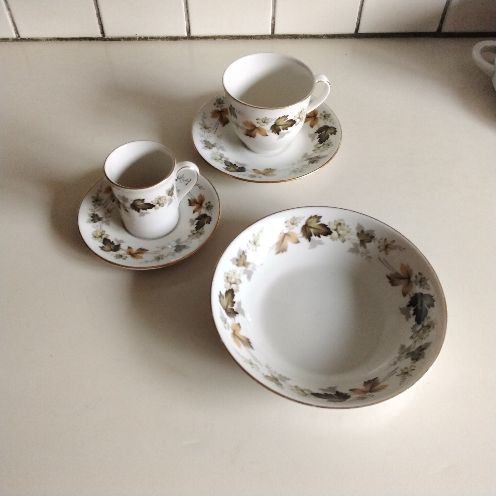 Royal doulton: 2 kop en schotels+schaal "larchmond", Huis en Inrichting, Keuken | Servies, Ophalen of Verzenden, Zo goed als nieuw