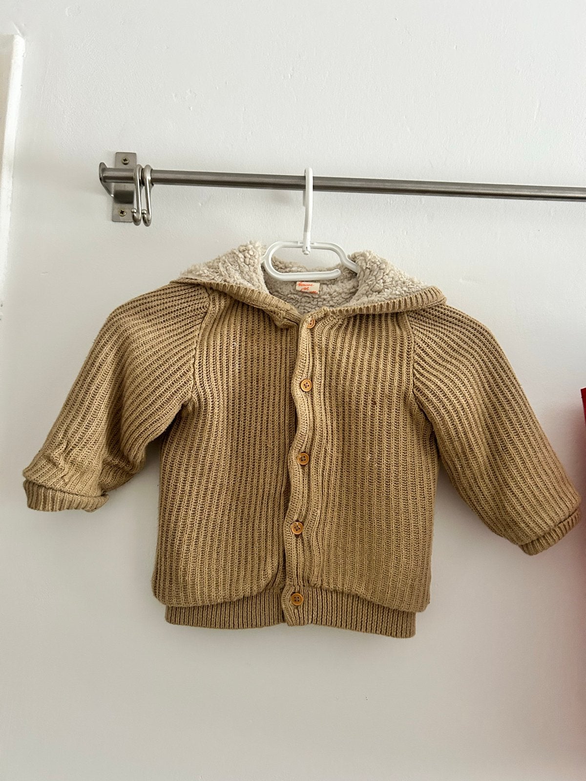 Hema gebreid vest met capuchon en teddy voering, Ophalen of Verzenden, Zo goed als nieuw, Jongen of Meisje, Trui of Vest