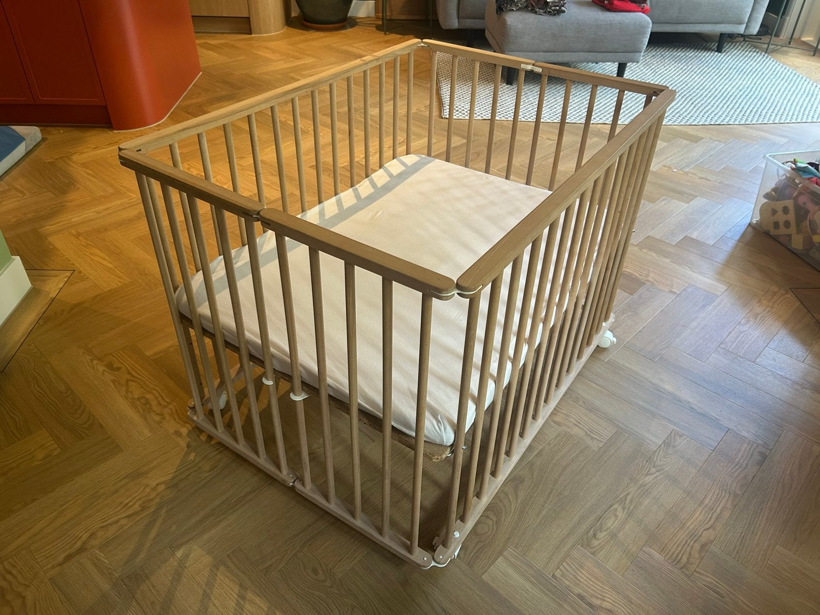 Inklapbare box hout incl. Box matras., Ophalen, Zo goed als nieuw, Wieltjes