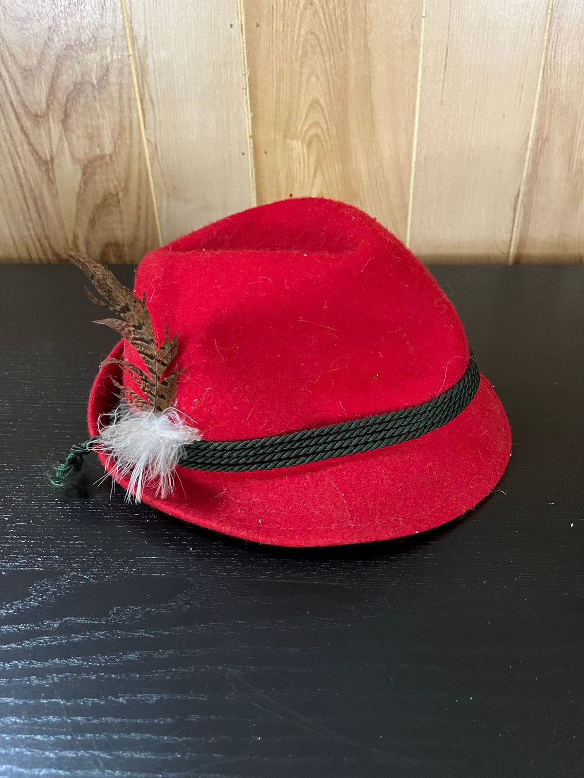 Rood Tiroler hoedje met veer, Kleding | Dames, Ophalen of Verzenden, Gedragen, One size fits all, Hoed