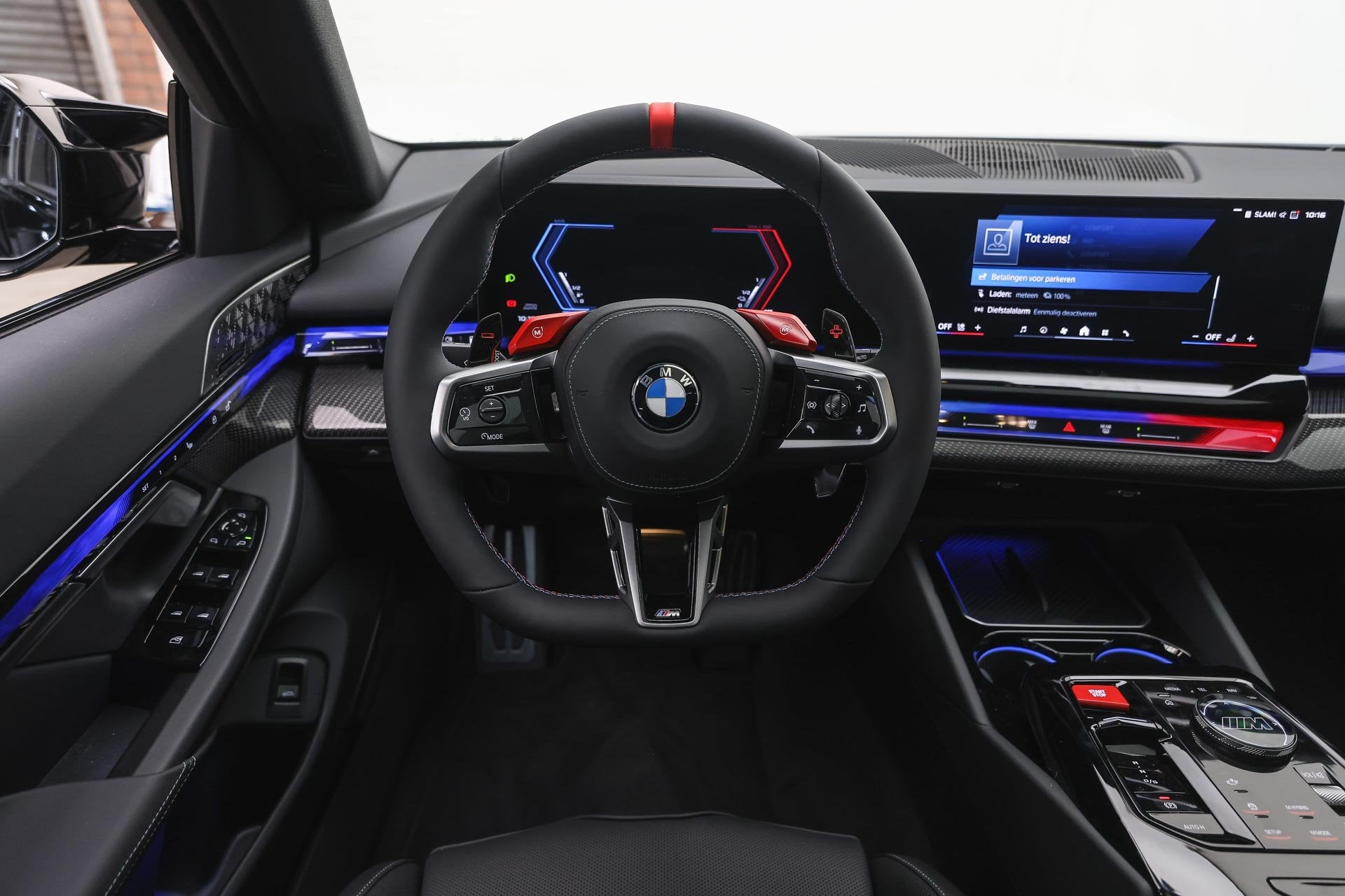 BMW M5 Touring Automaat / Panoramadak / M Drive Professional, 4395 cc, Zwart, Leder, Hybride Elektrisch/Benzine