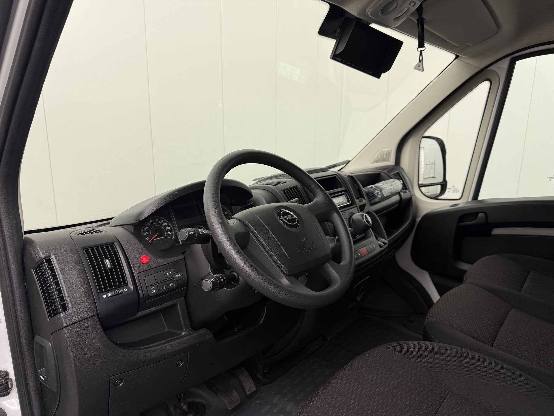 Opel Movano 2.2HDI 140PK Bakwagen+Laadklep | Airco | Camera, Auto's, Voorwielaandrijving, Gebruikt, Euro 6, 2500 kg