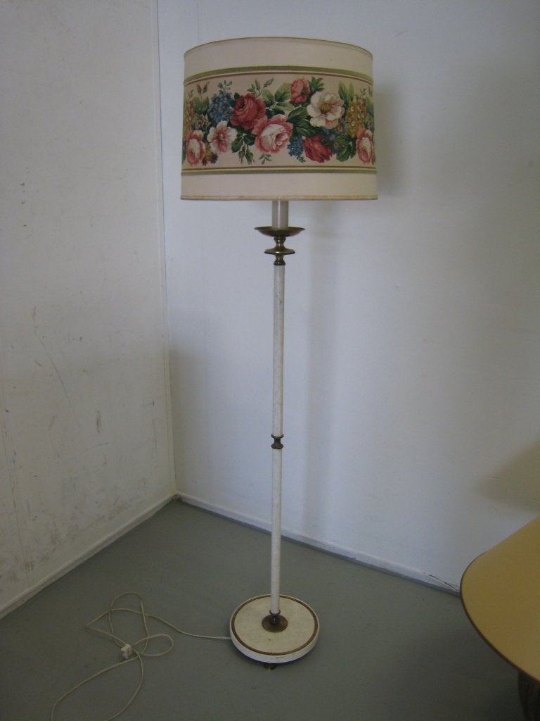 Klassieke vloerlamp met messing accenten, Huis en Inrichting, Lampen | Vloerlampen, Niet ingevuld, Gebruikt, Niet ingevuld, Niet ingevuld