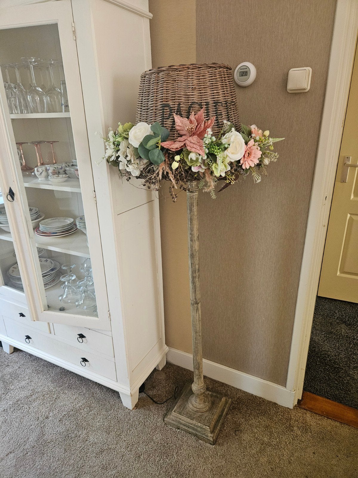 Staande houten lamp met rietenkap en bloemdecoratie, Huis en Inrichting, Lampen | Vloerlampen, Ophalen, Gebruikt, E27 (groot)