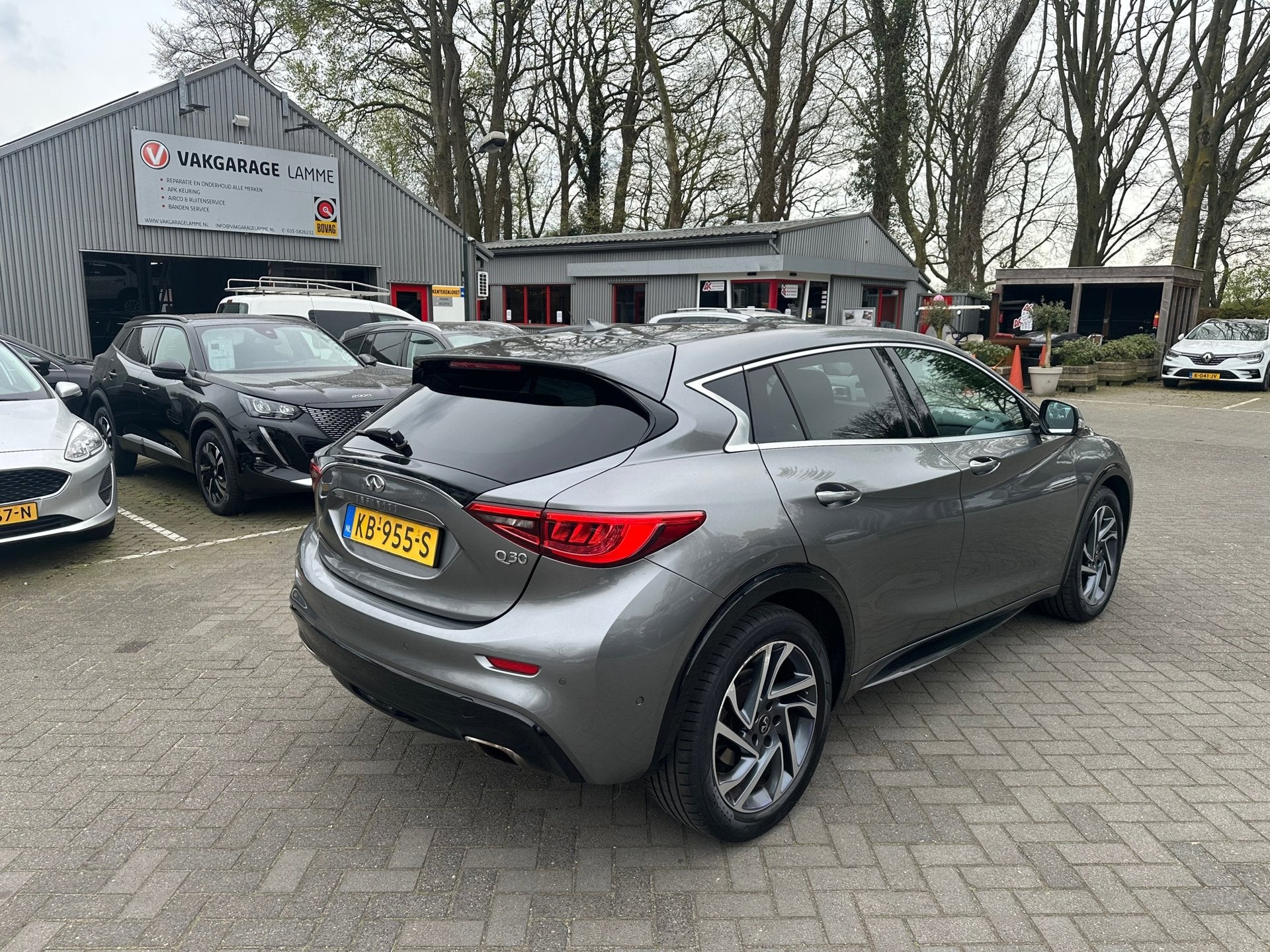 Infiniti Q30 1.6t Premium automaat , leer, navigatie, pdc vo, Auto's, Dealer onderhouden, Gebruikt, 700 kg, Bedrijf