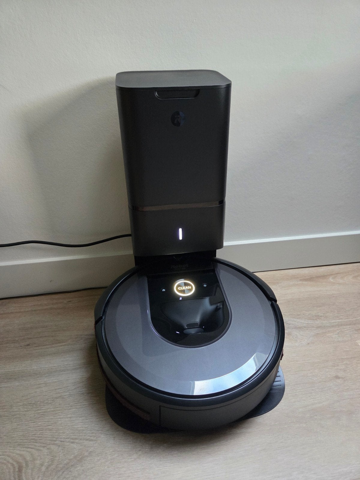 iRobot Roomba i7 Robotstofzuiger met Clean Base, IRobot, Ophalen of Verzenden, Zo goed als nieuw, Robotstofzuiger
