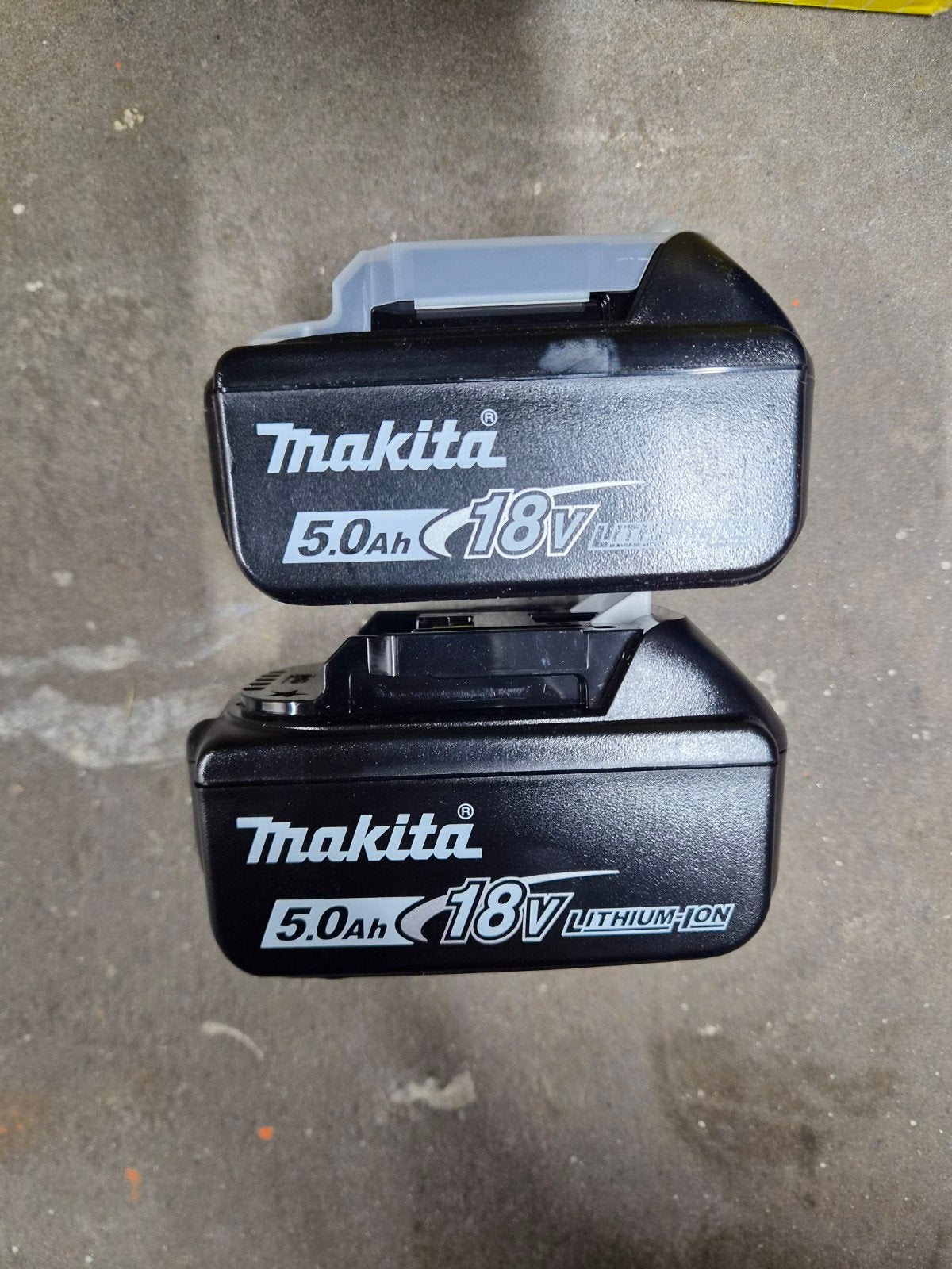 2x Nieuwe Makita 5.0Ah 18V Accu's, Nieuw