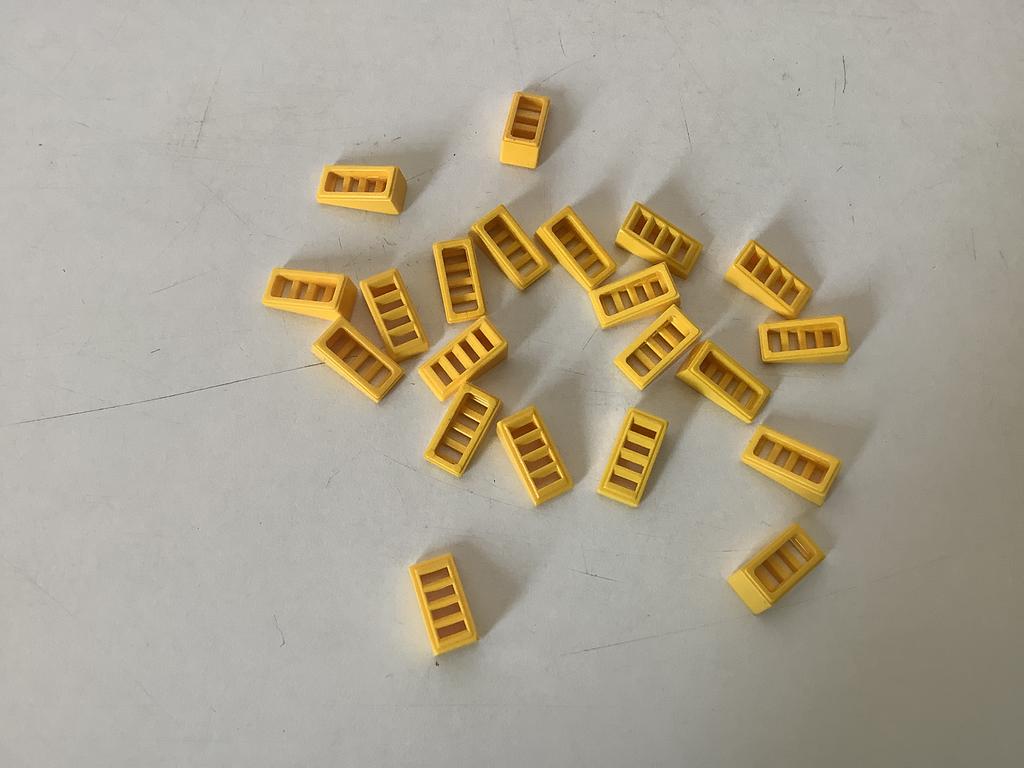 Lego dakpan helling 18 2x1x2/3 met traliewerk rooster geel, Ophalen of Verzenden, Gebruikt, Losse stenen, Lego