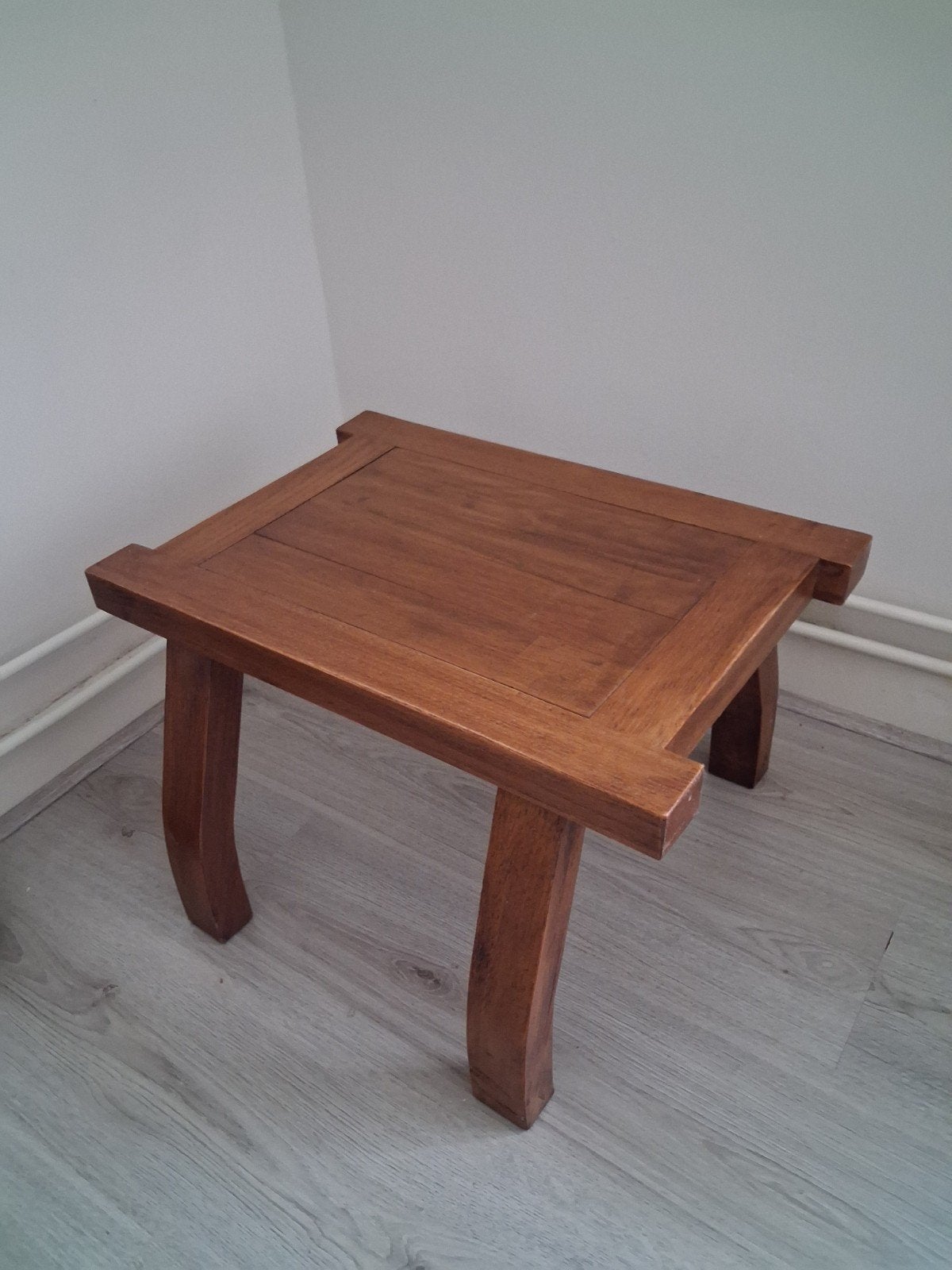 Houten bloementafeltje, Huis en Inrichting, Tafels | Bijzettafels, Minder dan 45 cm, Minder dan 55 cm, Gebruikt, Klassiek