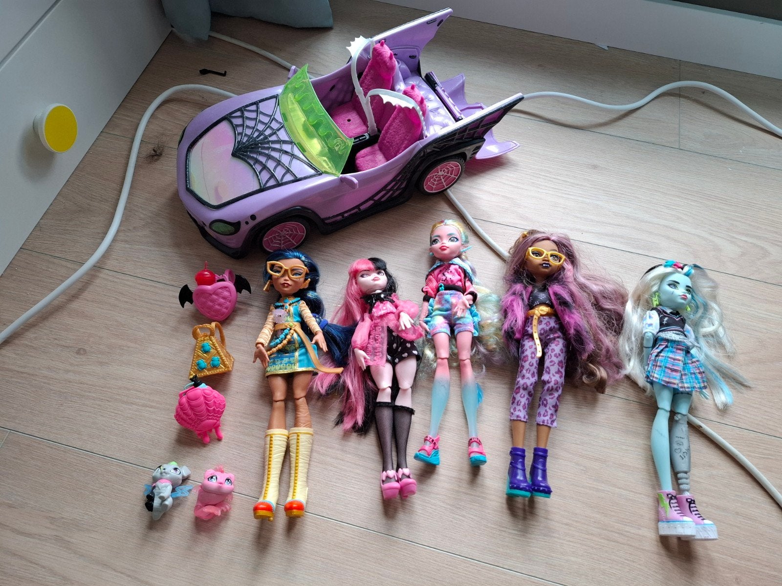 Monster High Poppen + auto, Ophalen of Verzenden, Zo goed als nieuw, Pop
