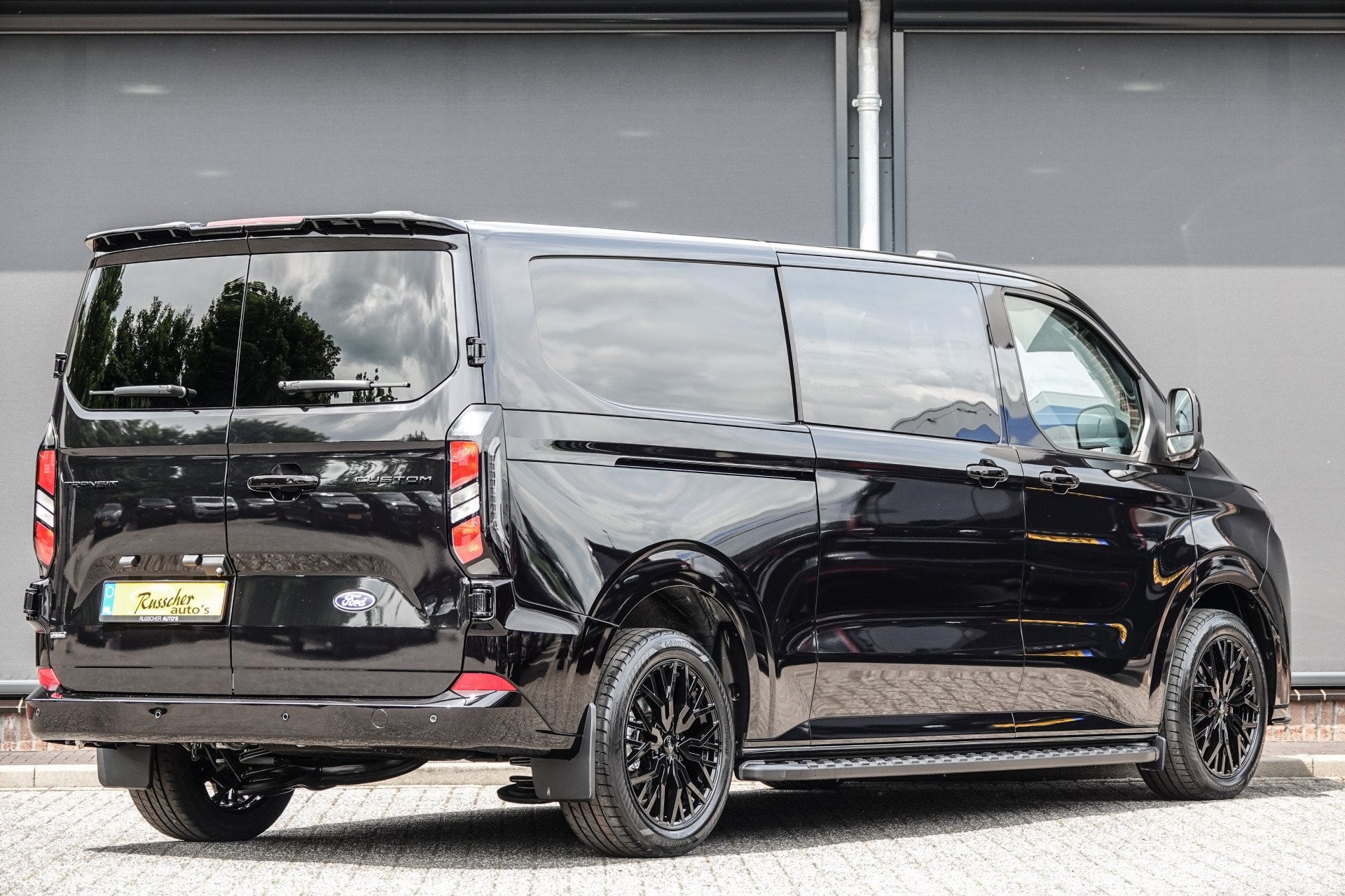 Ford Transit Custom L2H1 Dubbel Cabine 2.5PHEV 233Pk Aut. |, Auto's, Bestelauto's, Gebruikt, Zwart, 4 cilinders, 2159 kg