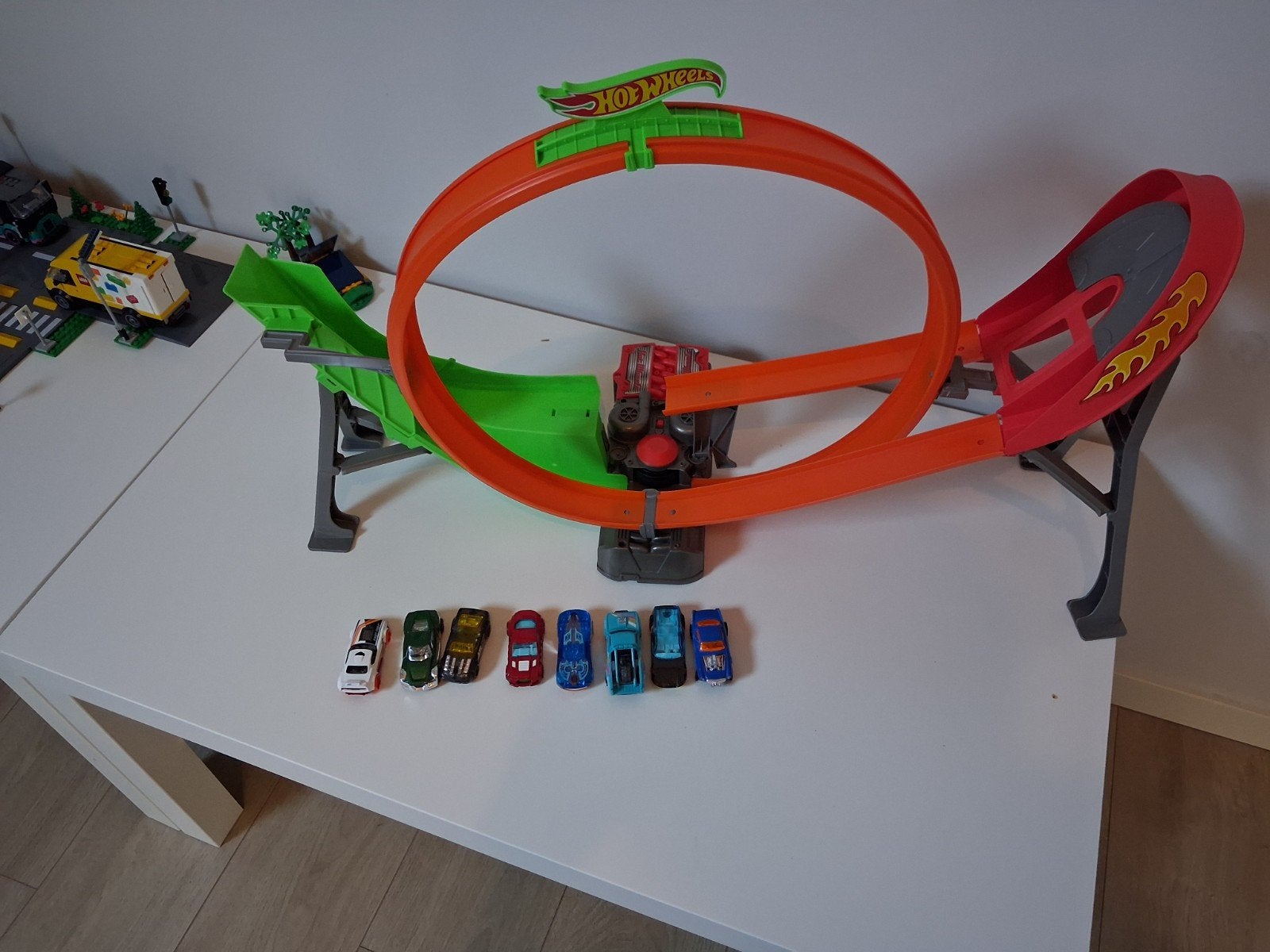 Hot Wheels Loop Track met 7 Auto's, Ophalen of Verzenden, Nieuw