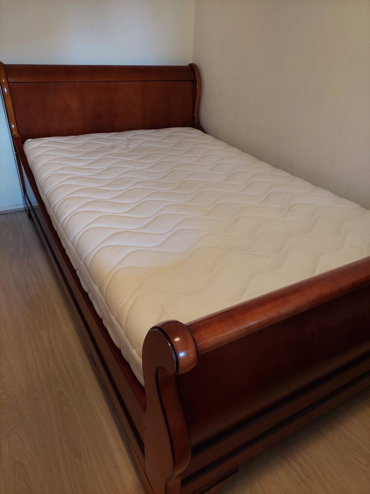 Klassiek notenhouten bed 120x200 cm. met nachtkastje, Ophalen, Verstelbaar, Bruin, Klassiek