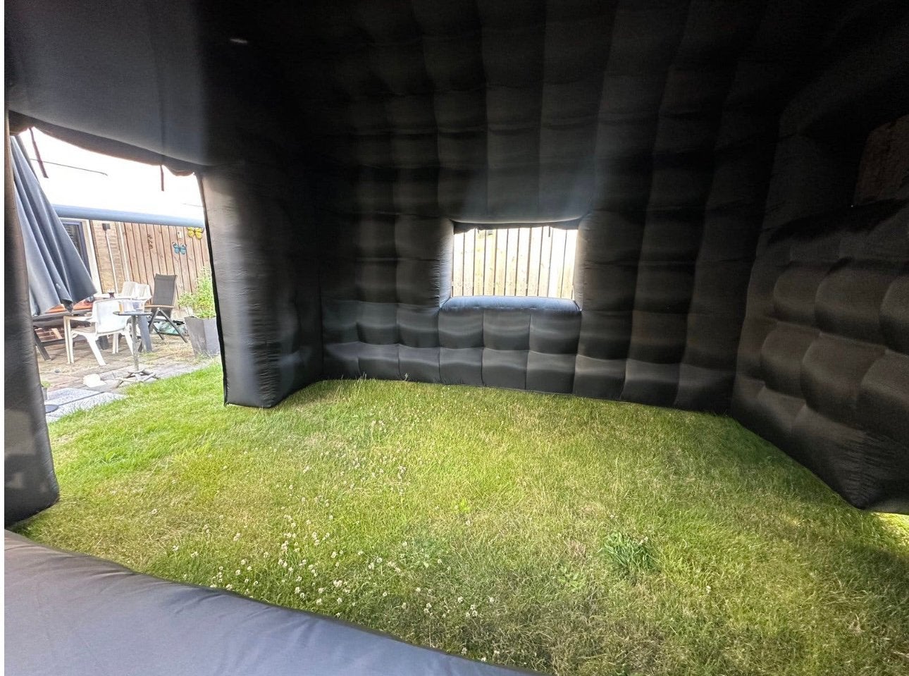Foto 3 van Luxe Zwarte Opblaasbare Partytent Te Huur