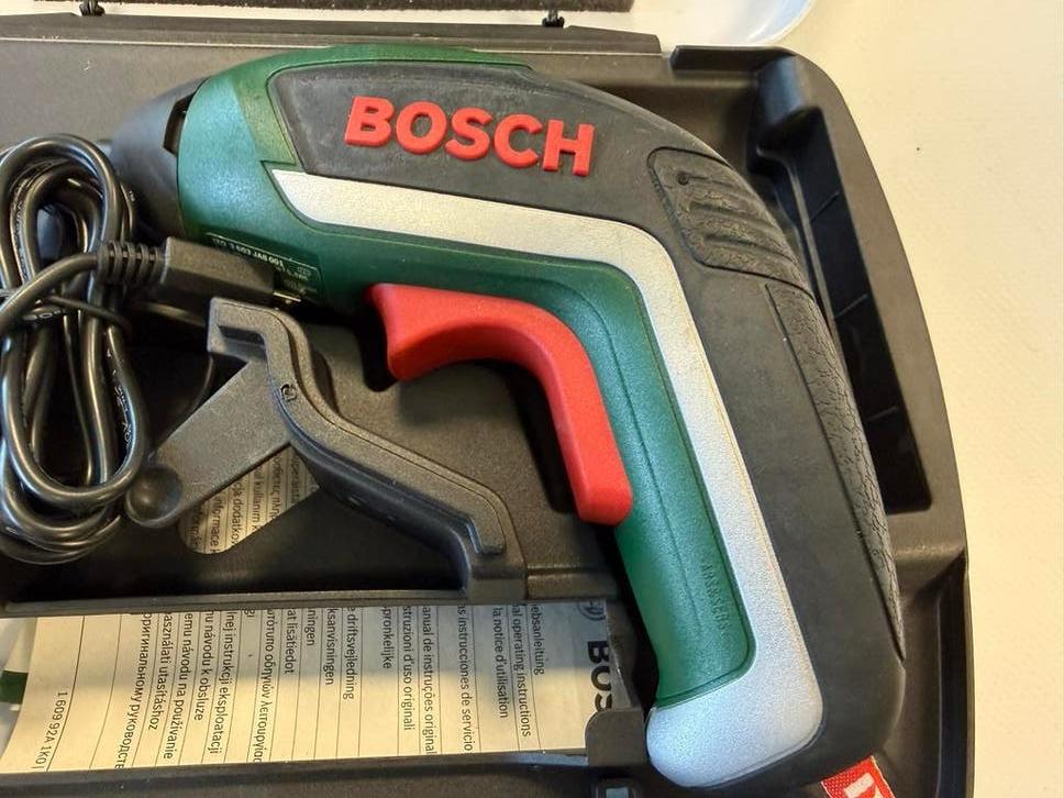 Bosch IXO Accuschroevendraaier met Oplader en Koffer, Ophalen of Verzenden, Gebruikt, Minder dan 400 watt, Boor- en Schroefmachine